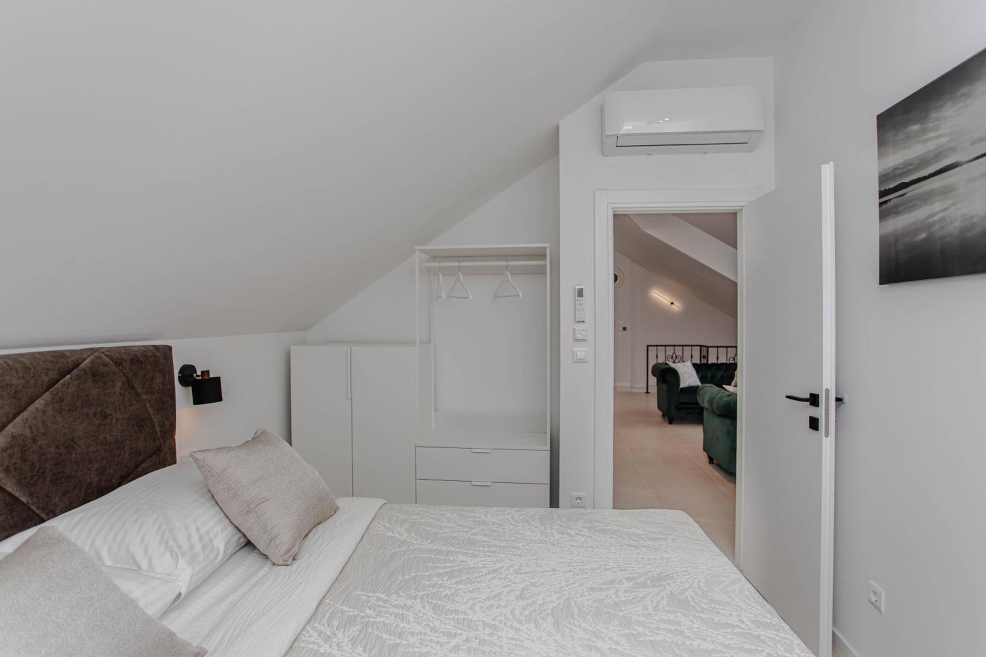Luxury Monfrina 3 In The Old Town Apartment
