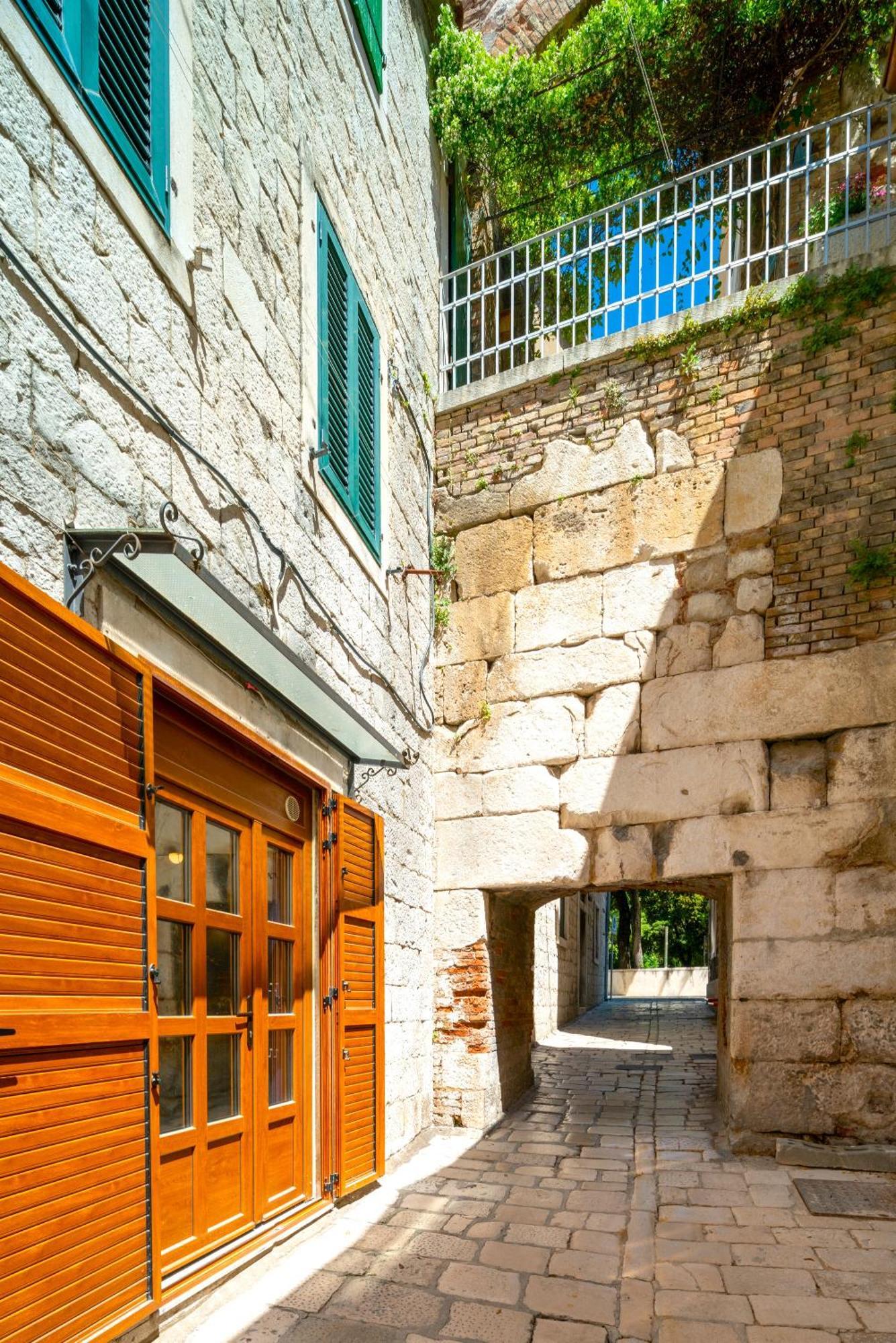 Luxe Diocletian Stones Centre Split