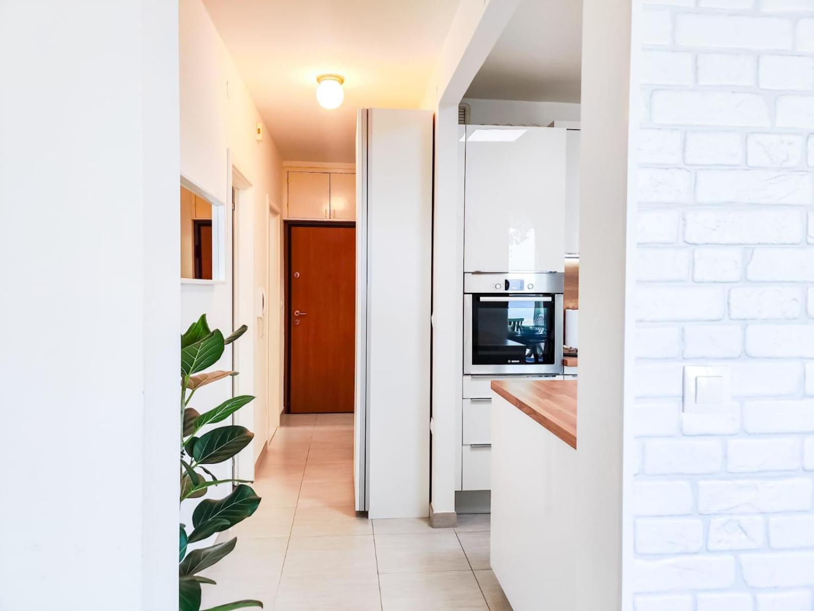 The Golden View Apartment Split