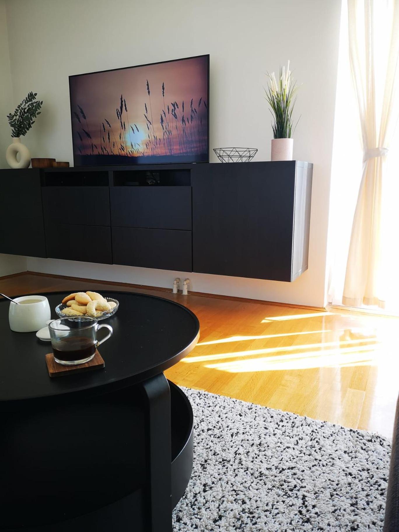The Golden View Apartment Split