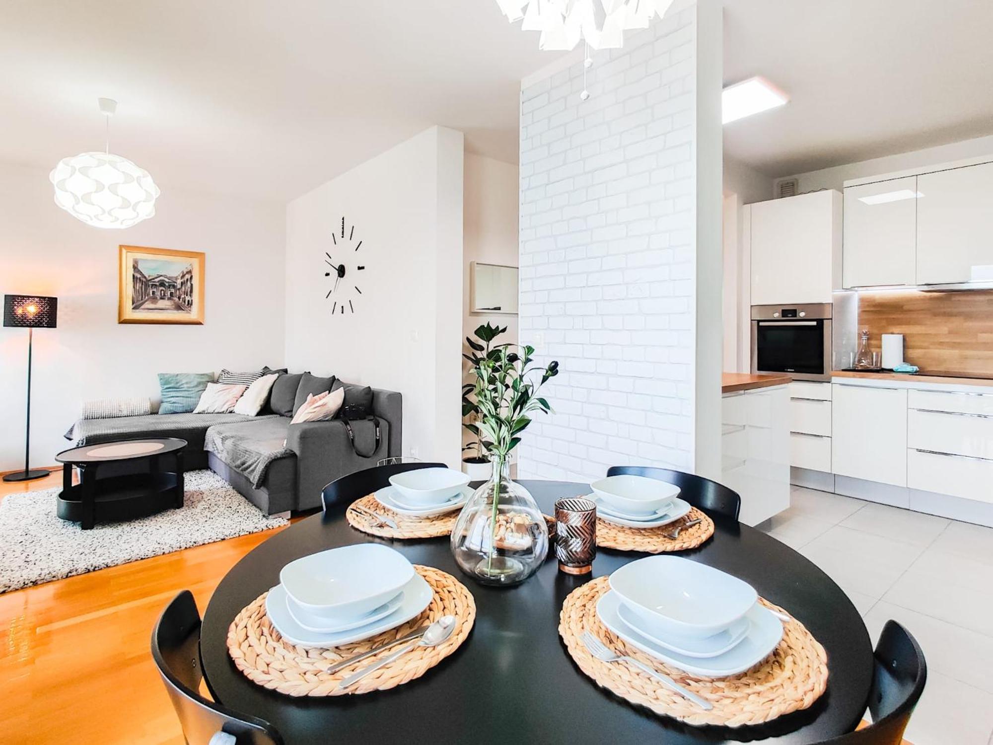 The Golden View Apartment Split