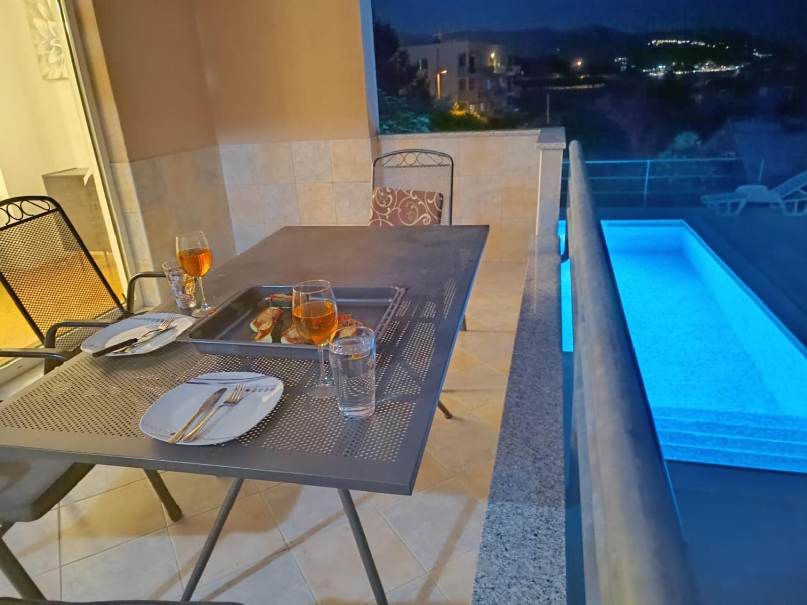 Lo - With Swimming Pool Split
