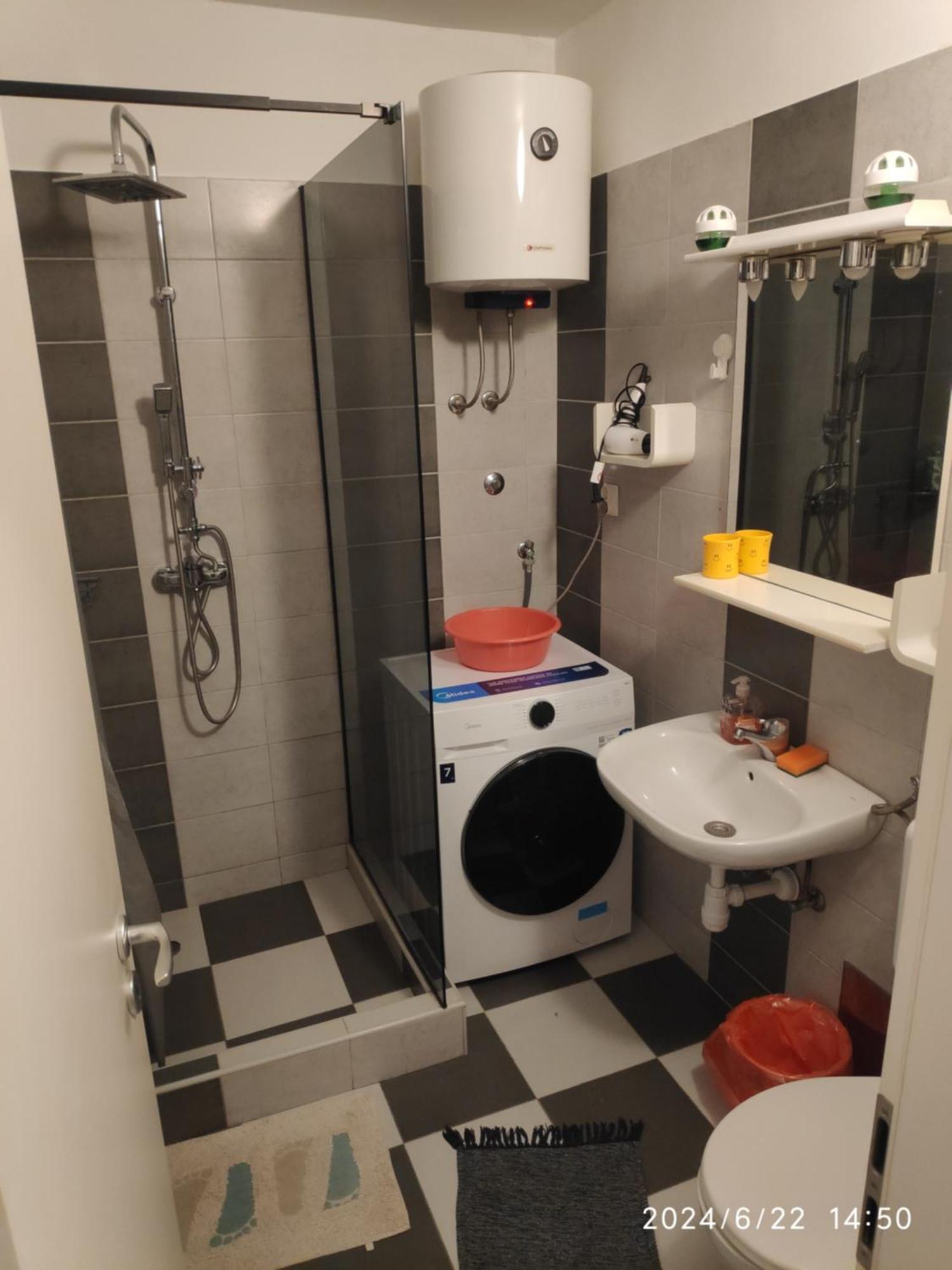 Spacious With Big Garden Near Apartment Split