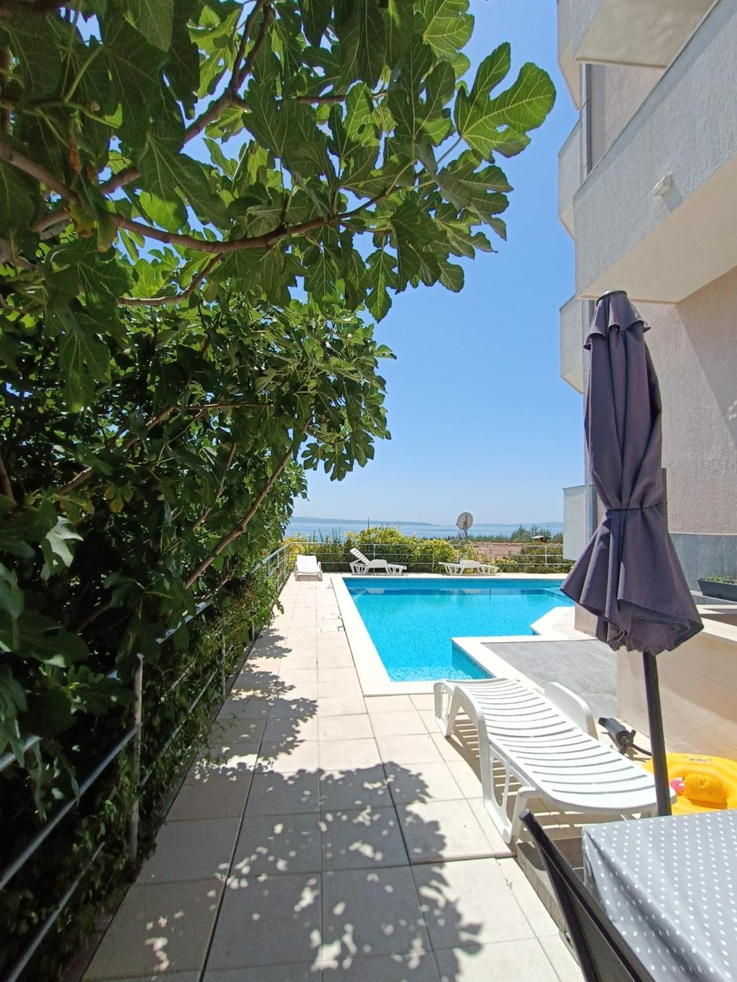 Lo - With Swimming Pool *