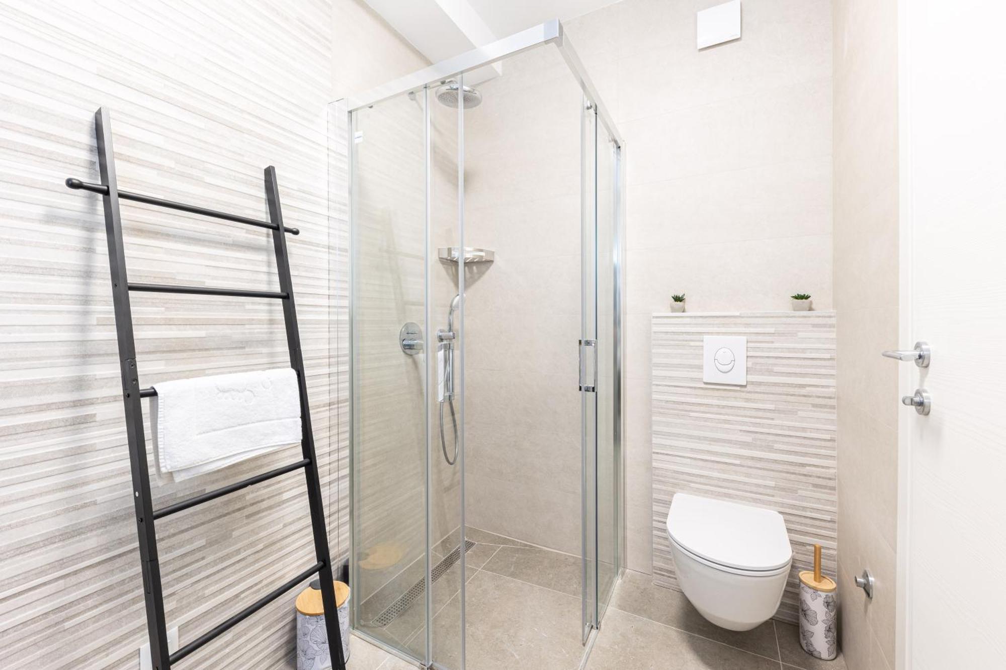 Golden Smile Apartment *