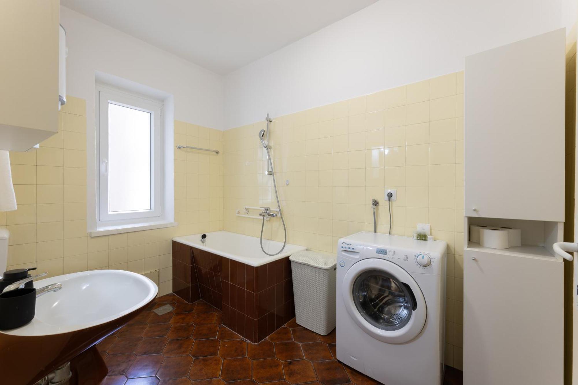 To & Old Town Apartment *