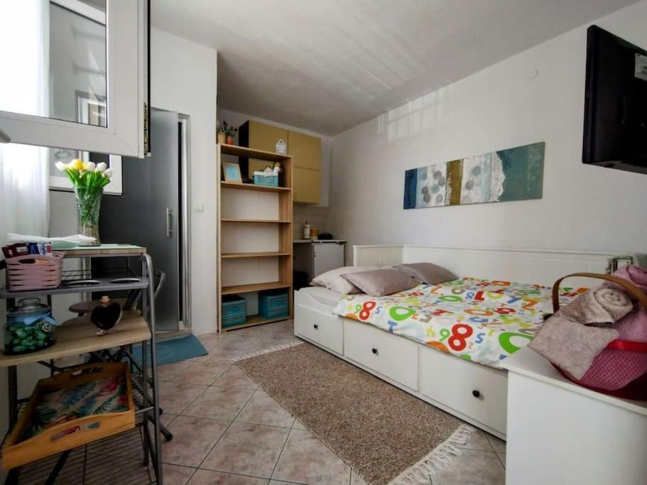 Nomi Studio * Split