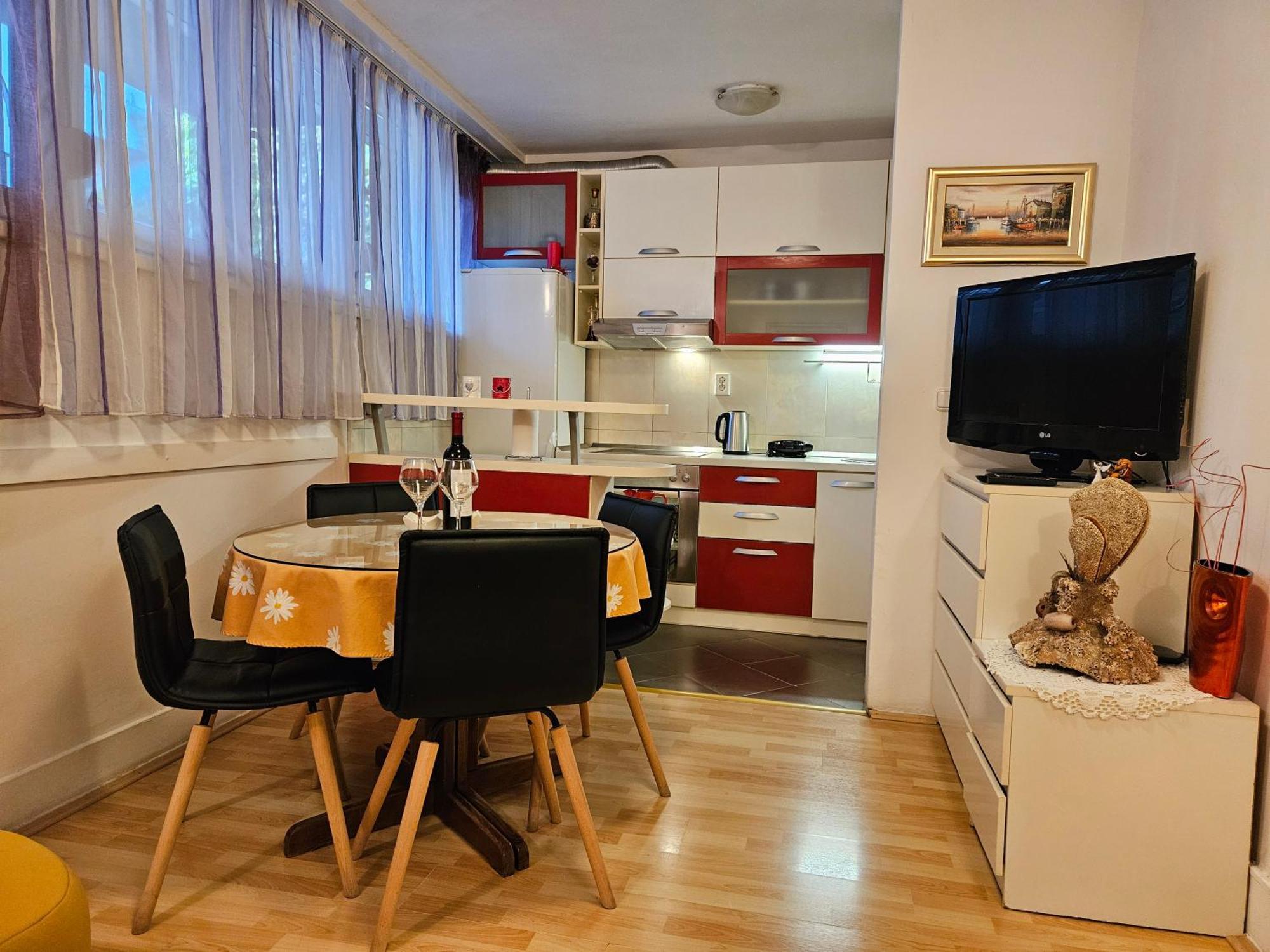 Apartment With Balcony Red Rose