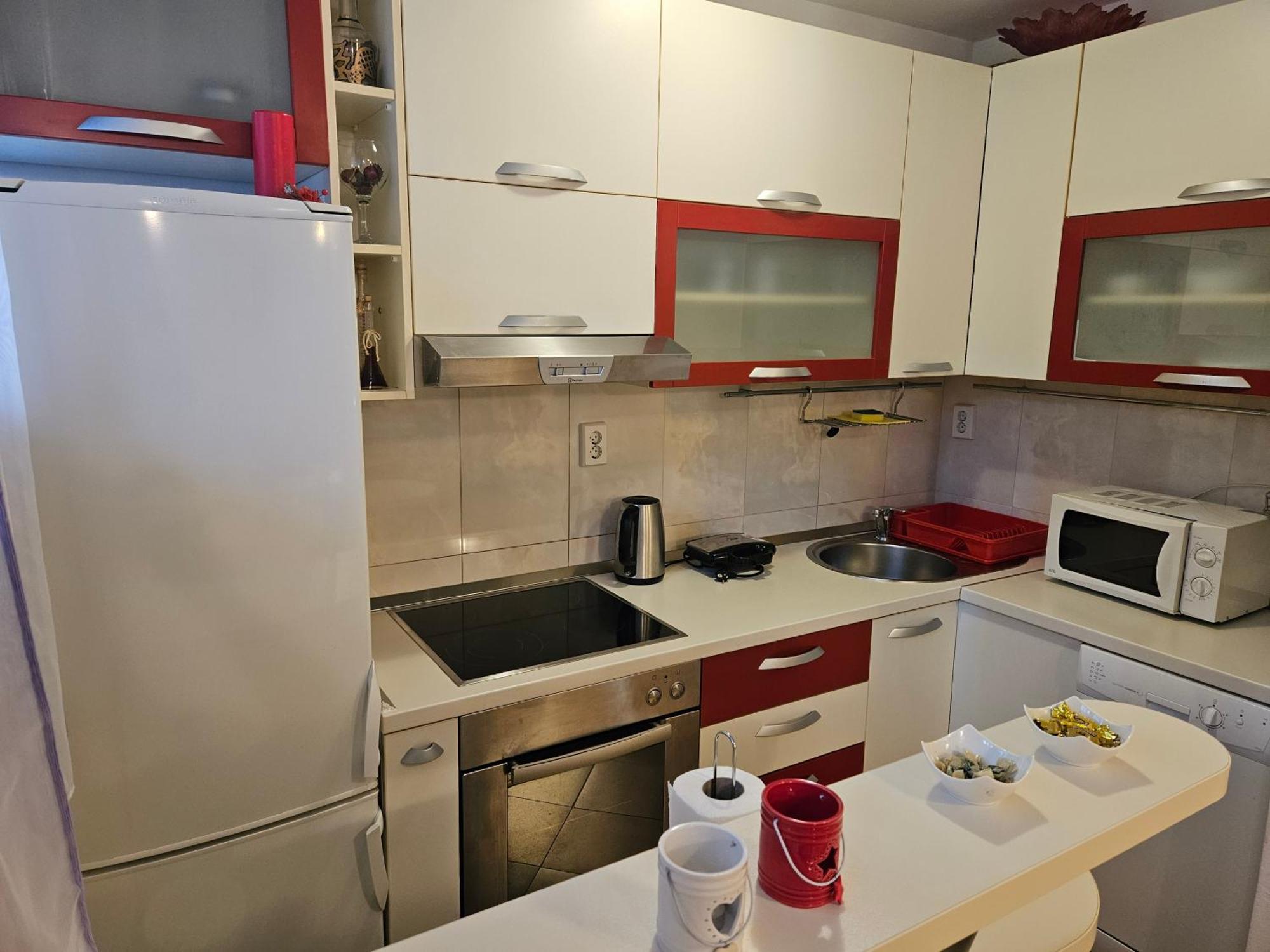 Apartment With Balcony Red Rose Split