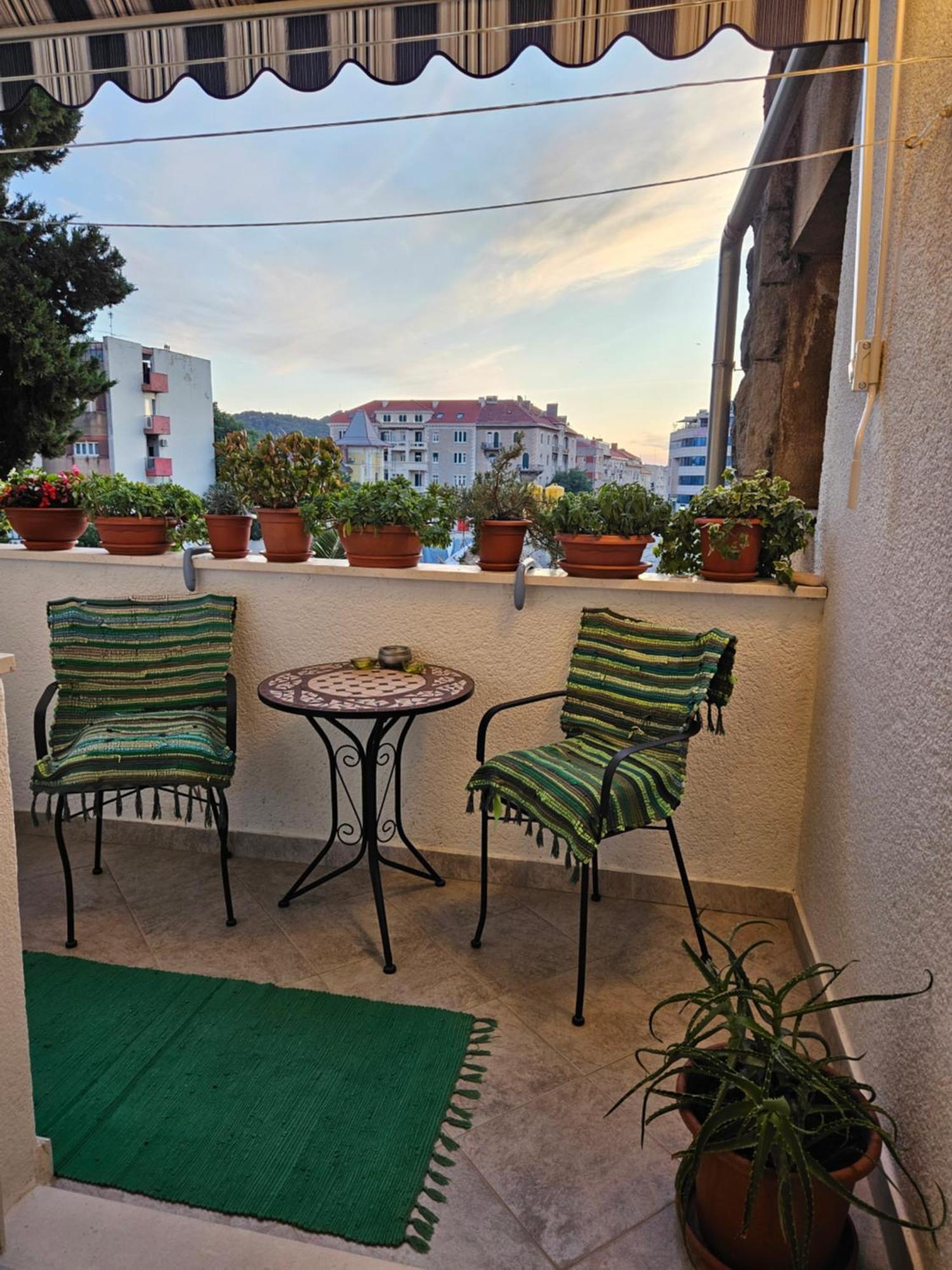 Apartment With Balcony Red Rose Split