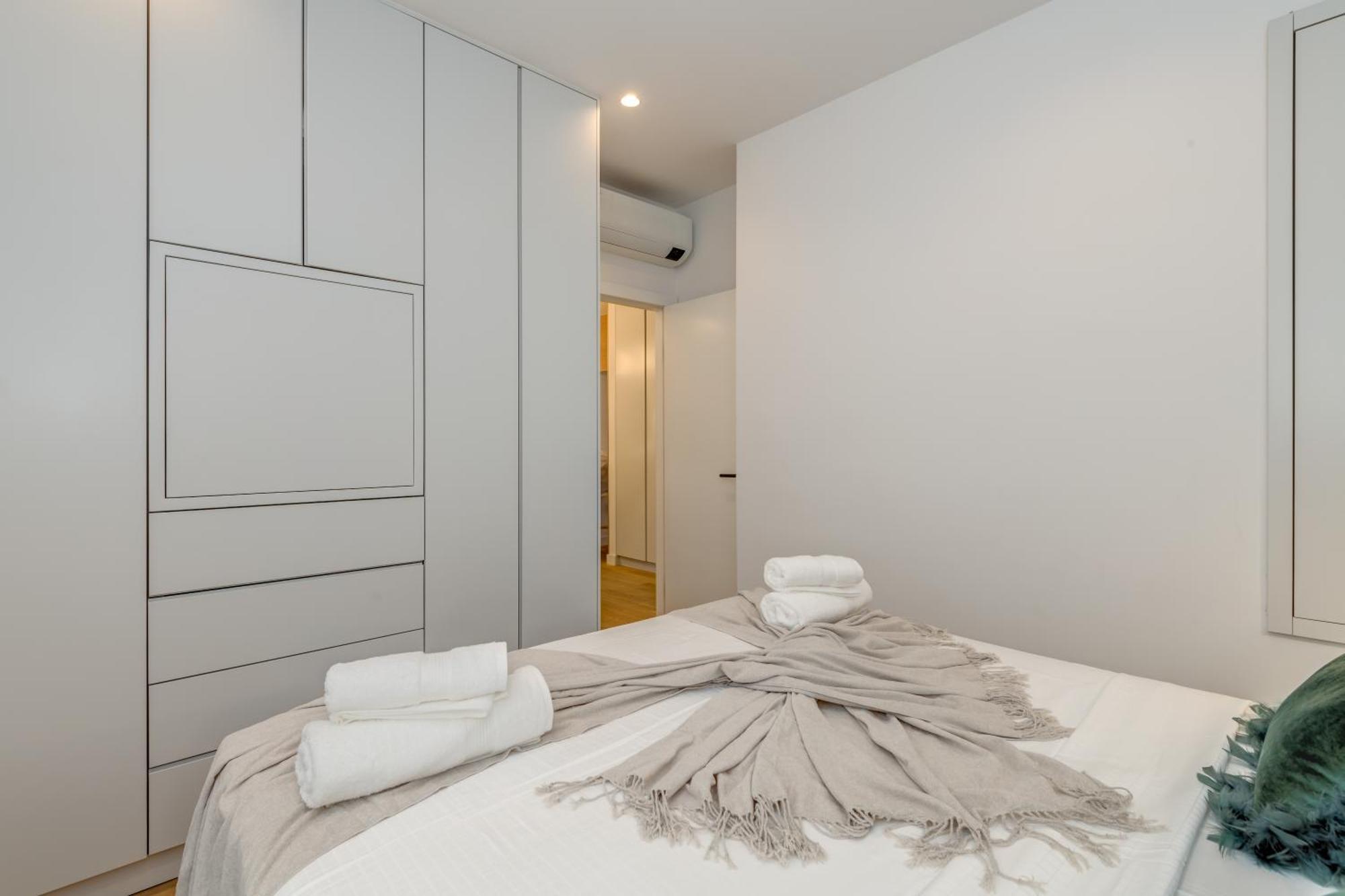 Location! Spacious Lux -5 Min From & Centre
