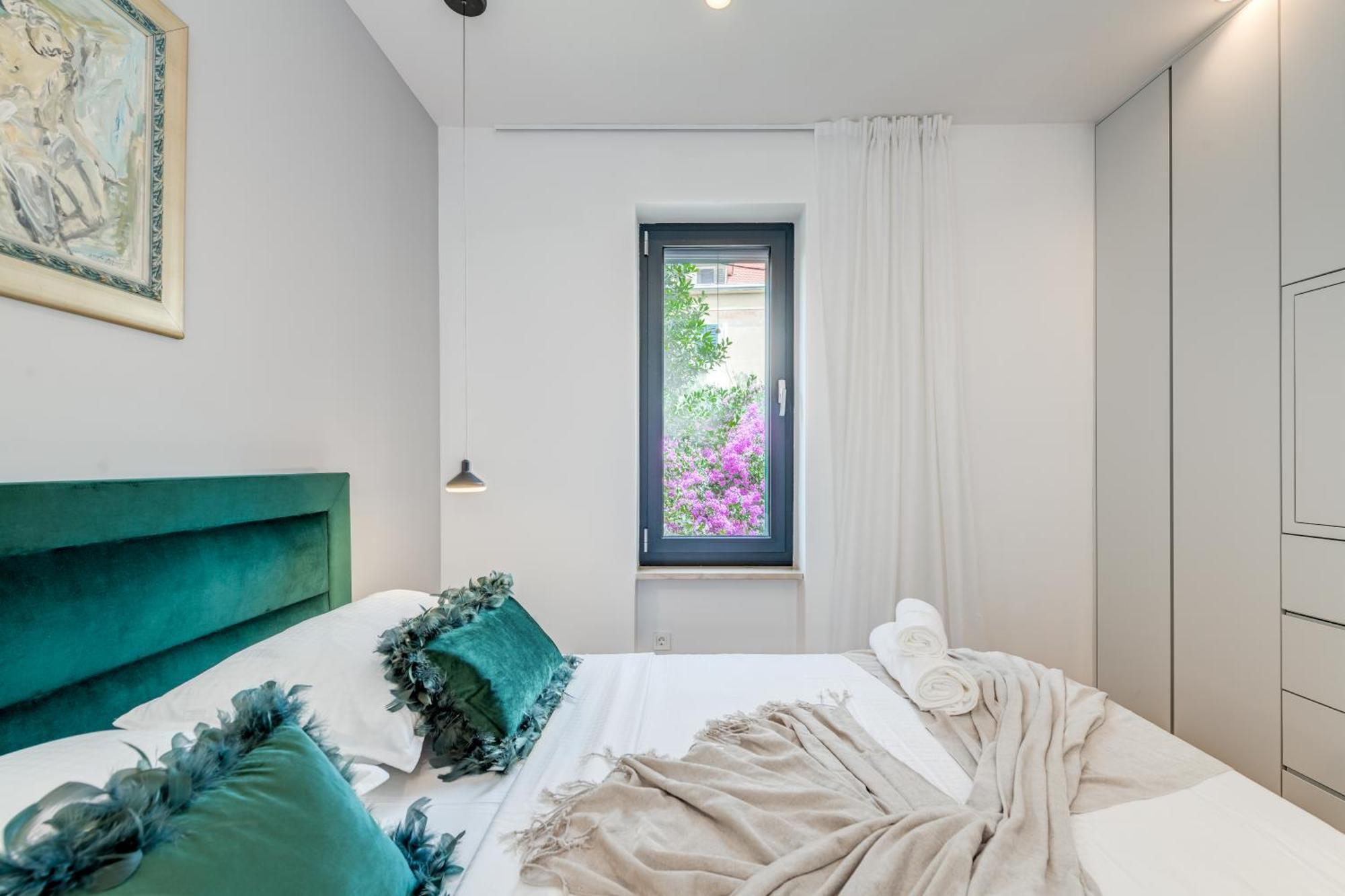 Apartman Location! Spacious Lux -5 Min From & Centre