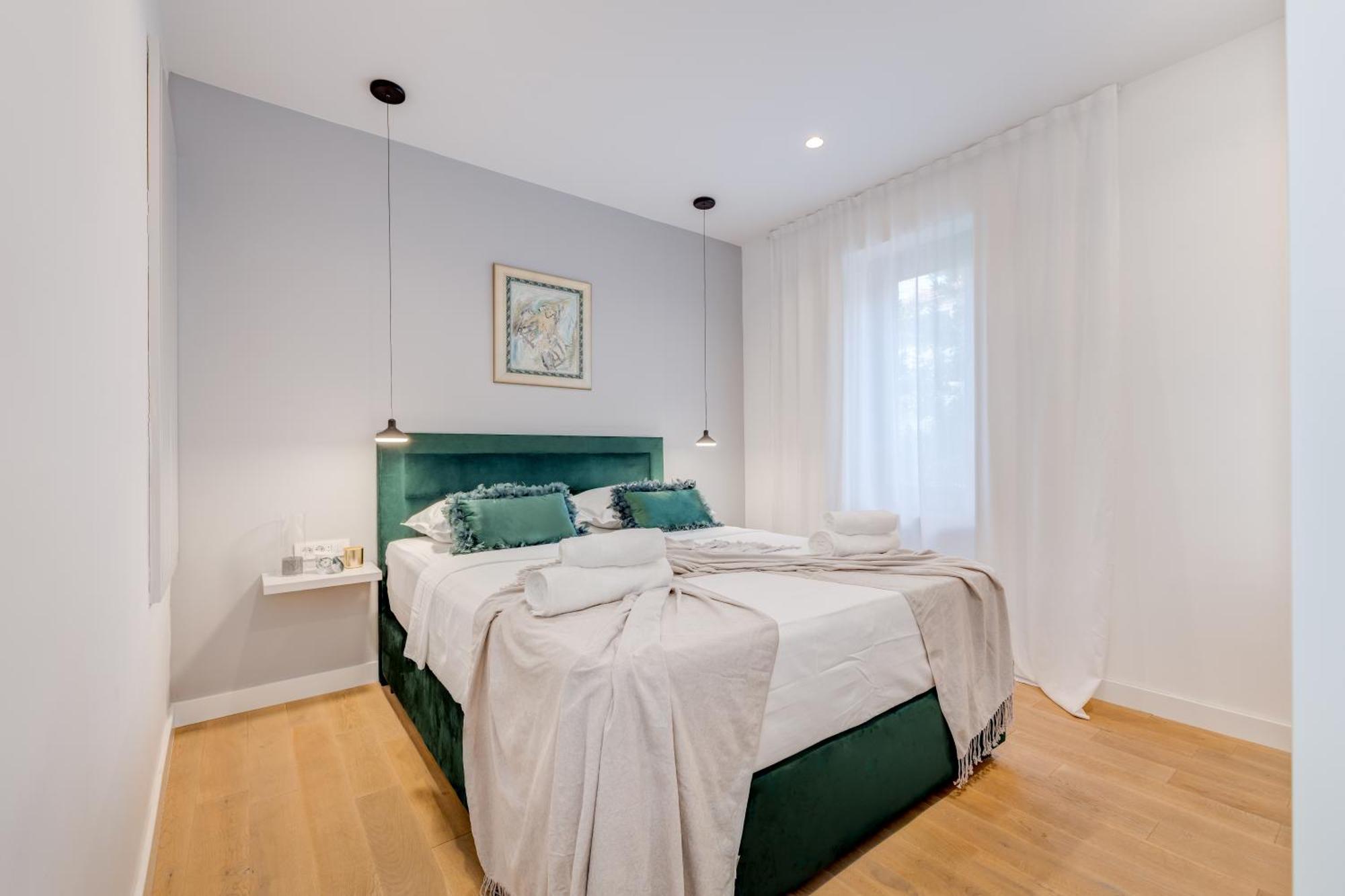 Location! Spacious Lux -5 Min From & Centre