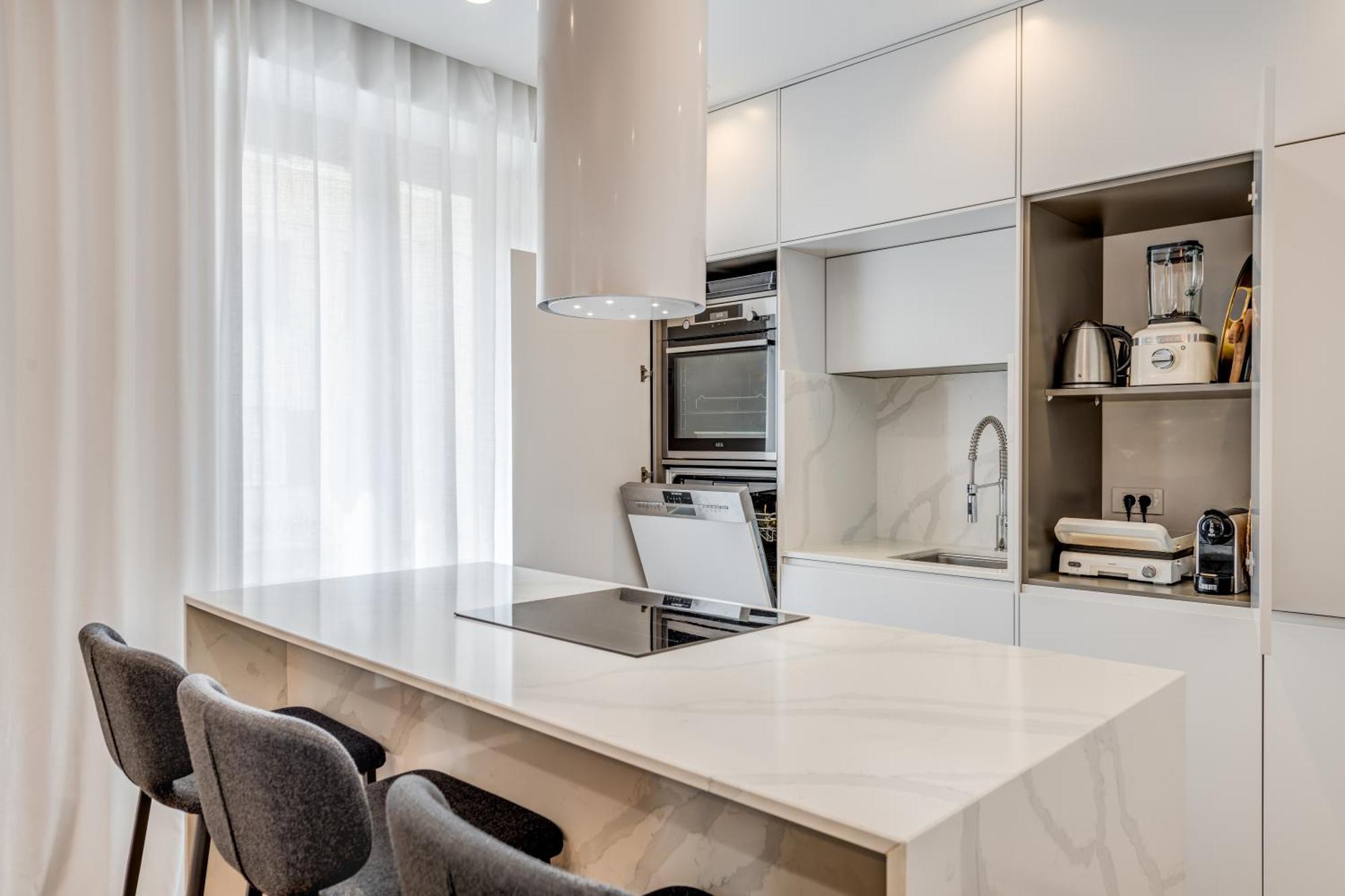 Location! Spacious Lux -5 Min From & Centre Apartman