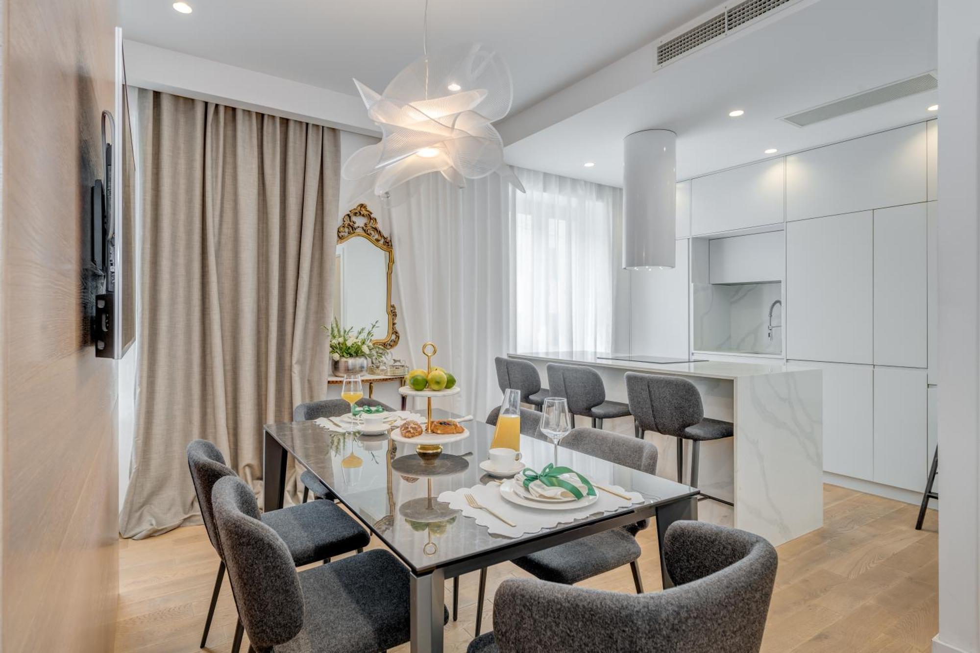 Location! Spacious Lux -5 Min From & Centre Apartman Split