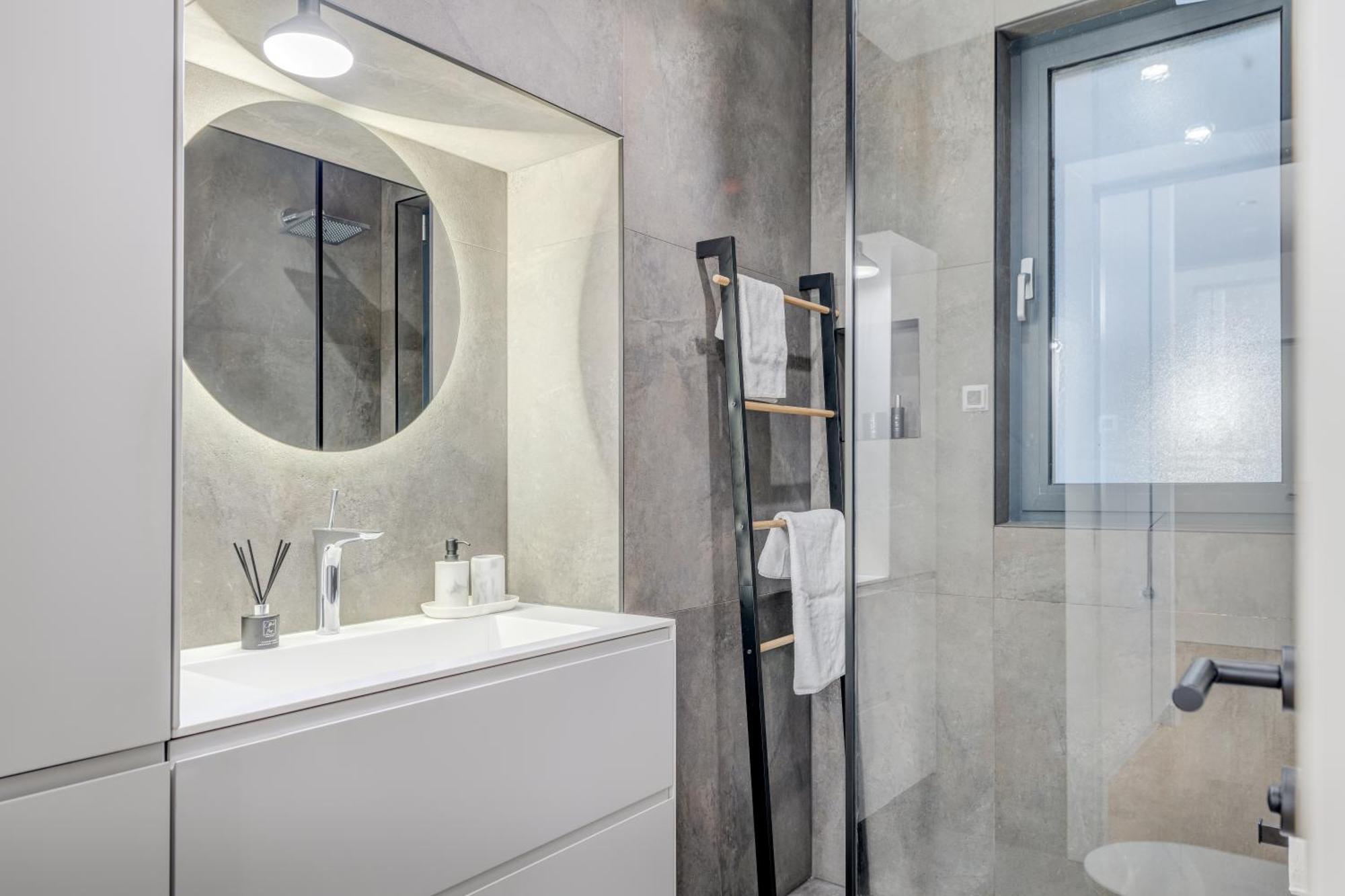 Apartman Location! Spacious Lux -5 Min From & Centre Split