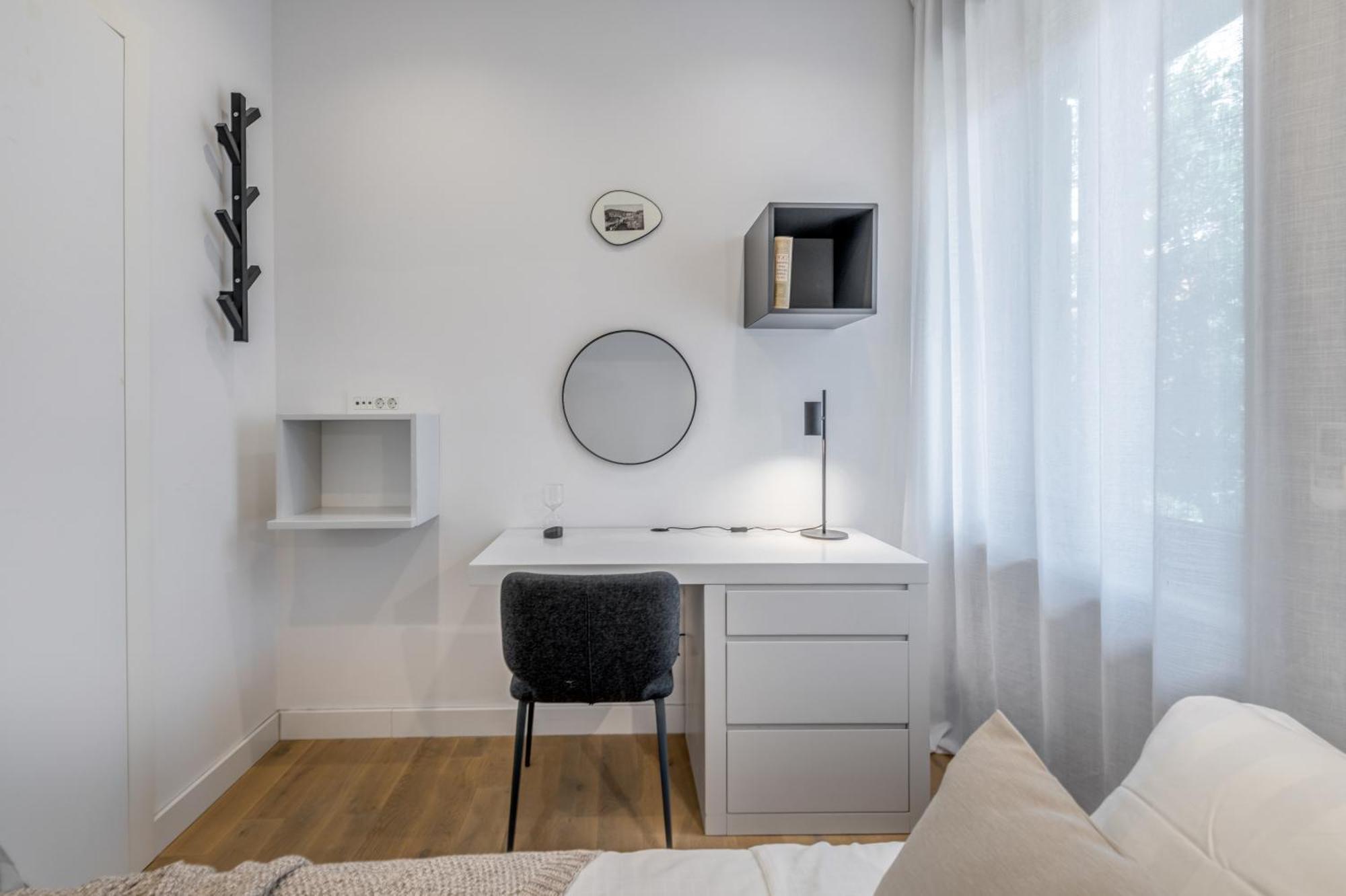 Location! Spacious Lux -5 Min From & Centre Apartman