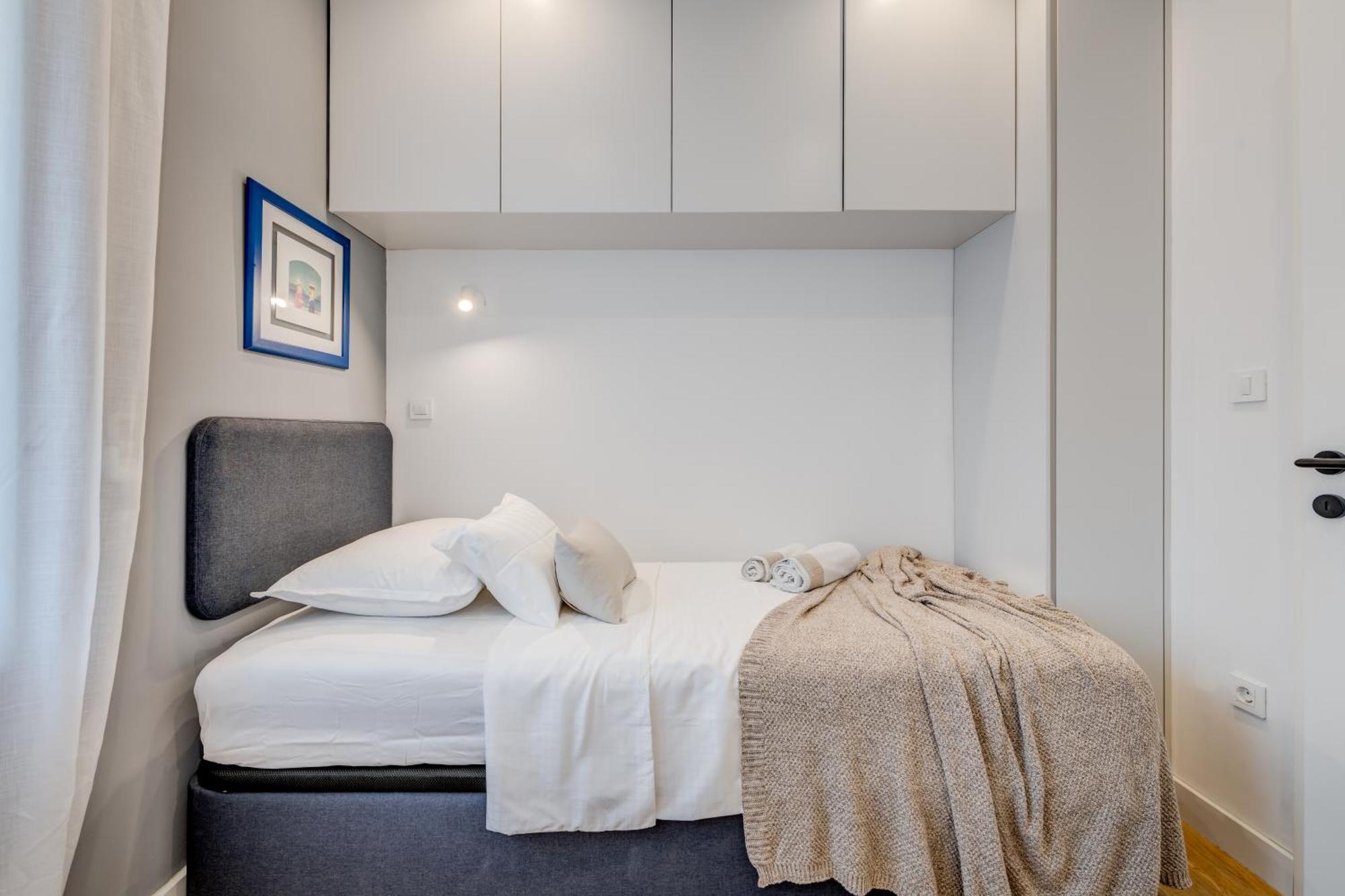 Location! Spacious Lux -5 Min From & Centre Apartman *