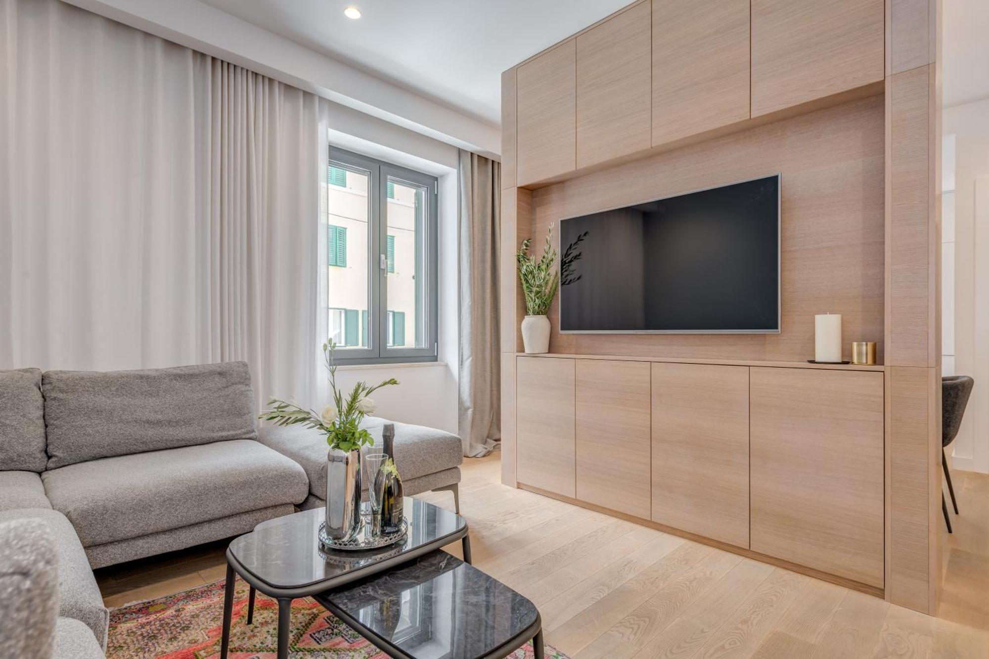 Location! Spacious Lux -5 Min From & Centre Apartman