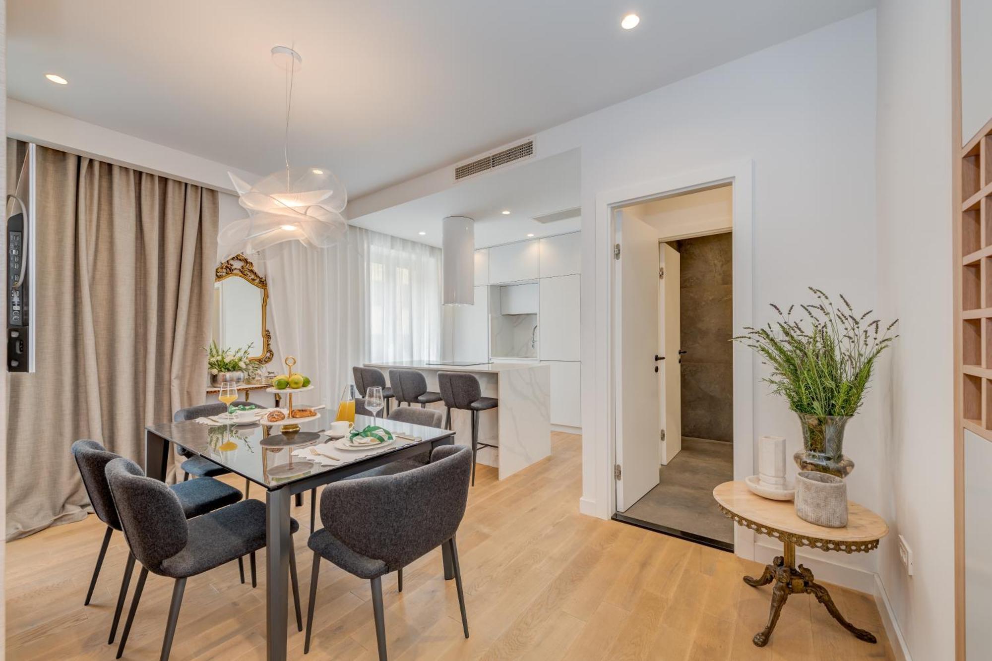 Location! Spacious Lux -5 Min From & Centre Split