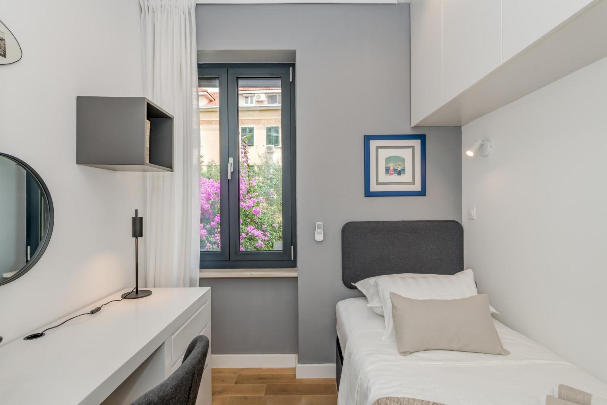 Location! Spacious Lux -5 Min From & Centre