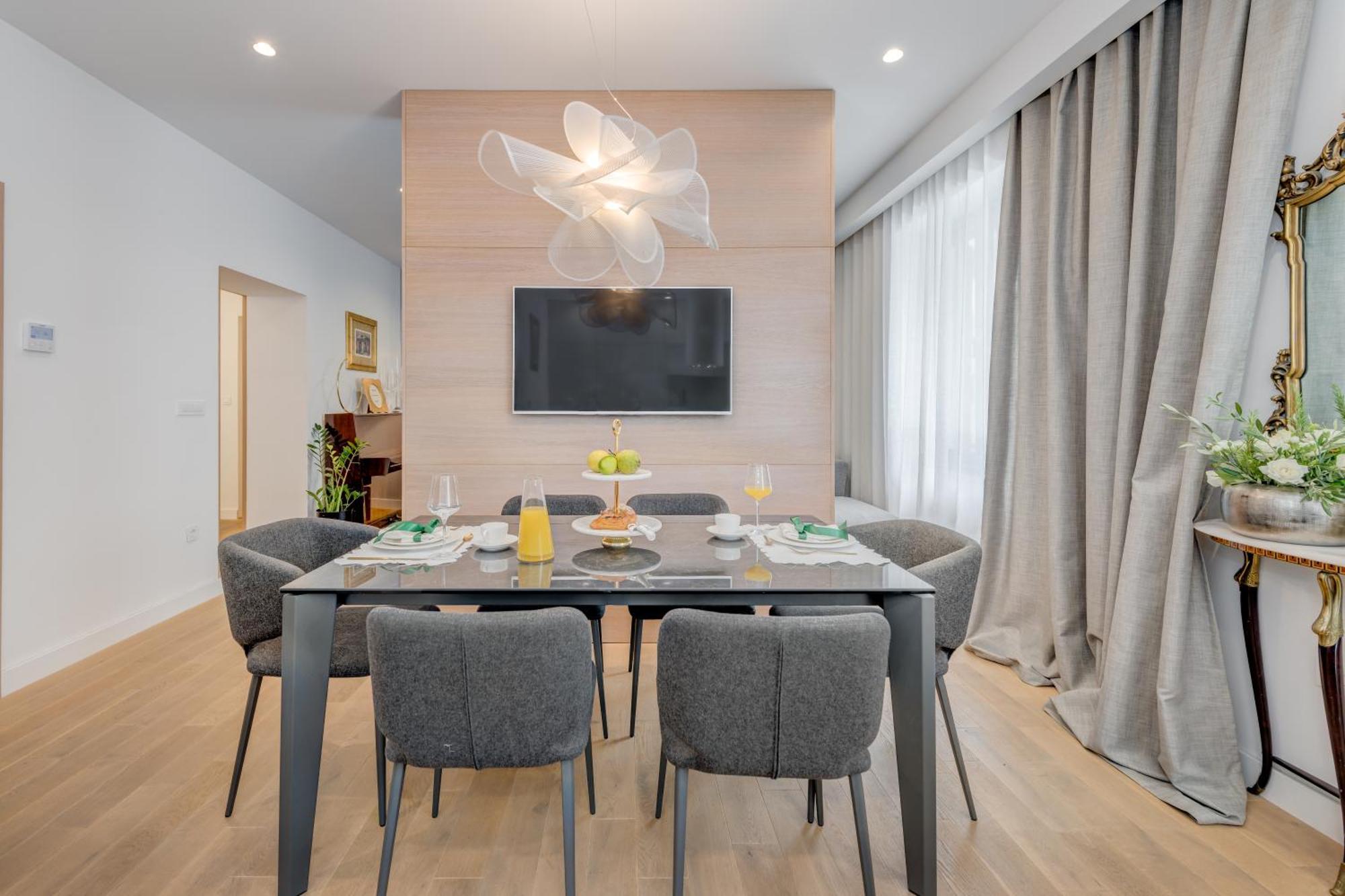 Apartman Location! Spacious Lux -5 Min From & Centre Split