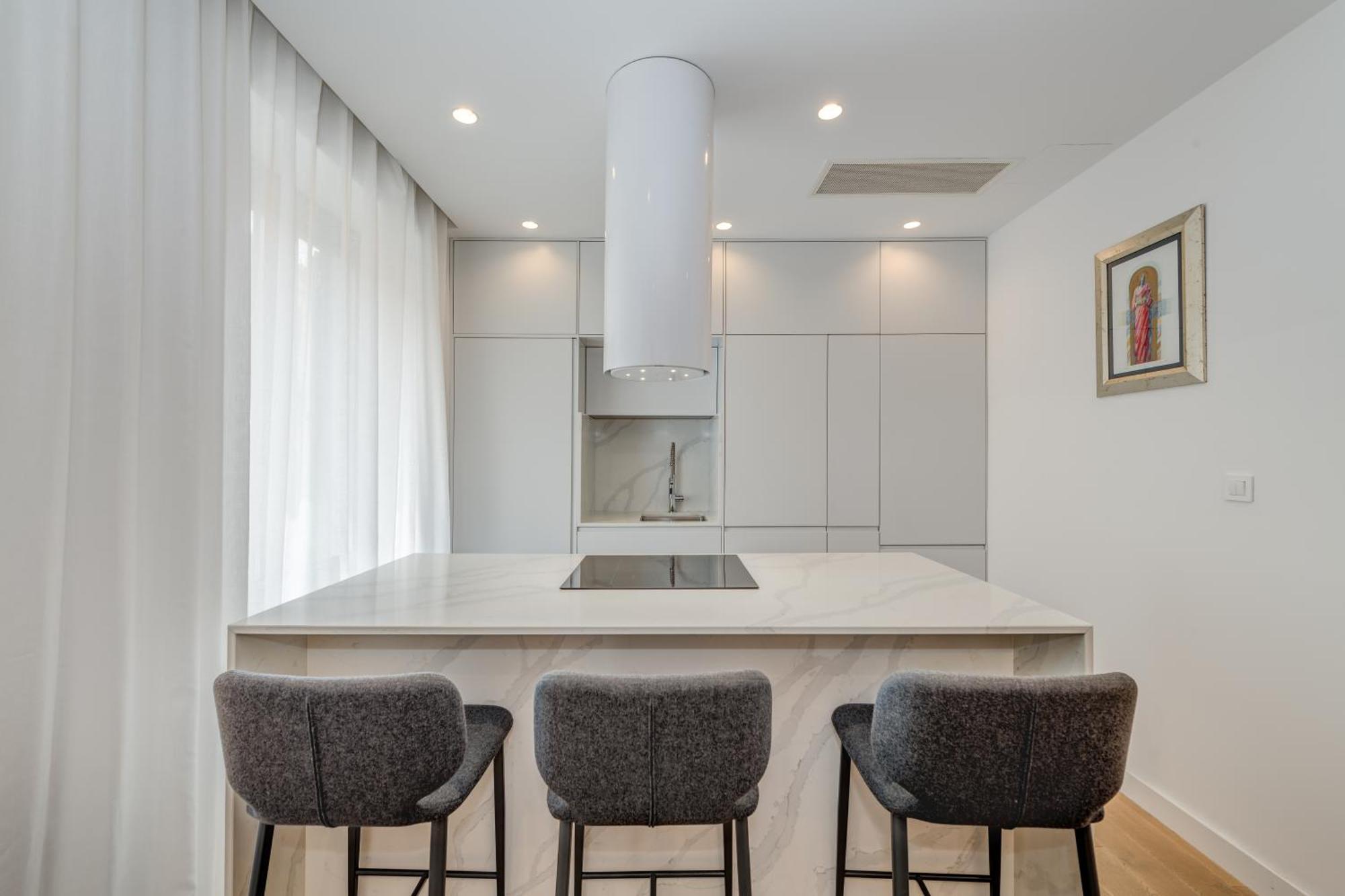 Apartman Location! Spacious Lux -5 Min From & Centre