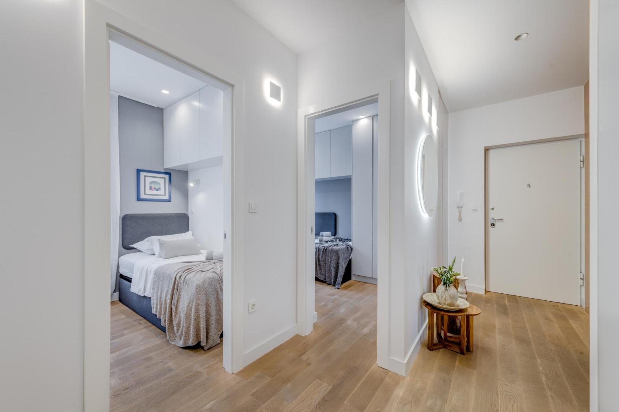 Location! Spacious Lux -5 Min From & Centre * Split