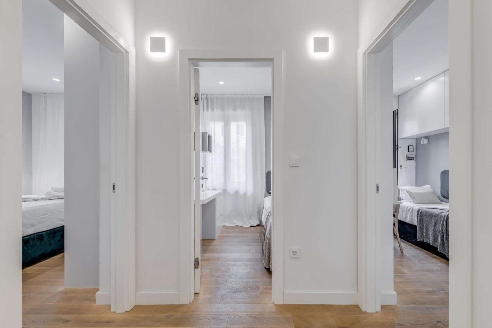 Location! Spacious Lux -5 Min From & Centre