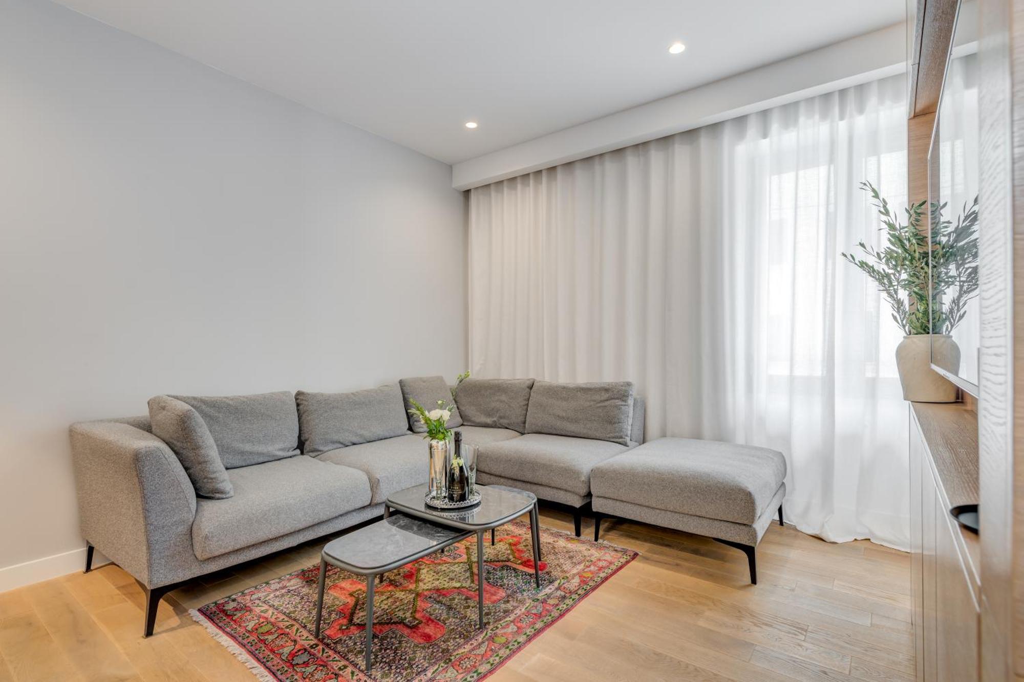 Location! Spacious Lux -5 Min From & Centre * Split