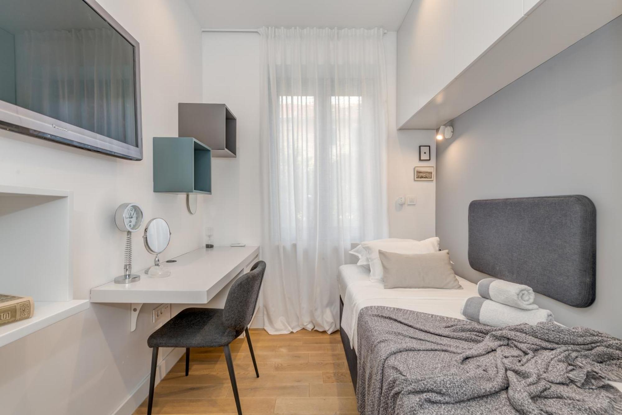 Location! Spacious Lux -5 Min From & Centre