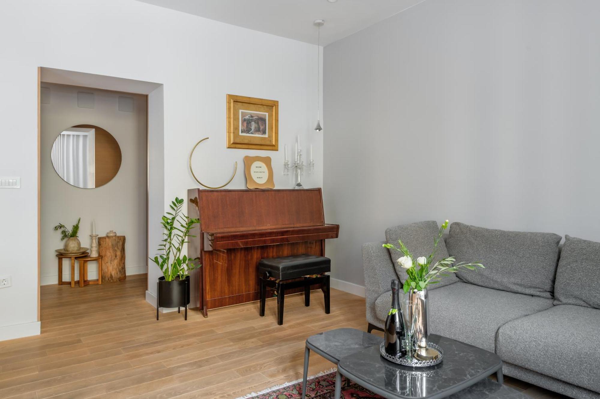 Location! Spacious Lux -5 Min From & Centre Apartman