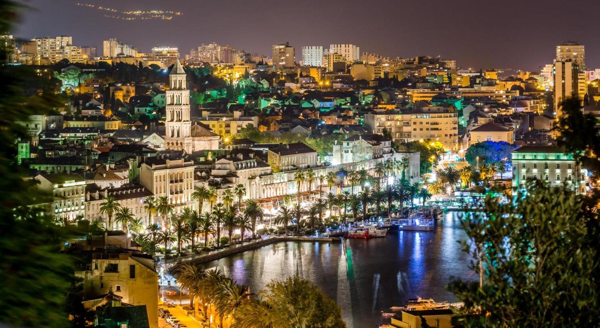 Apartman Location! Spacious Lux -5 Min From & Centre Split