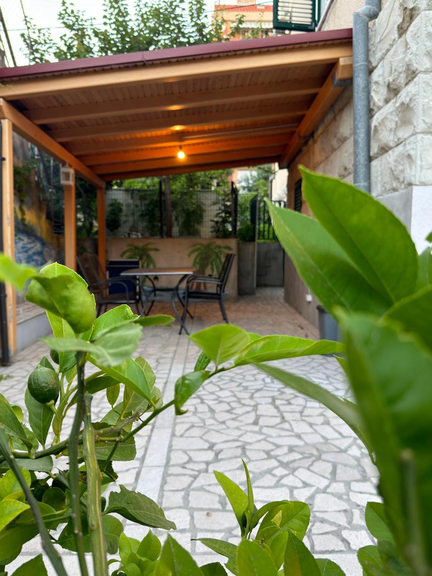 Valentinas Garden Apartment *