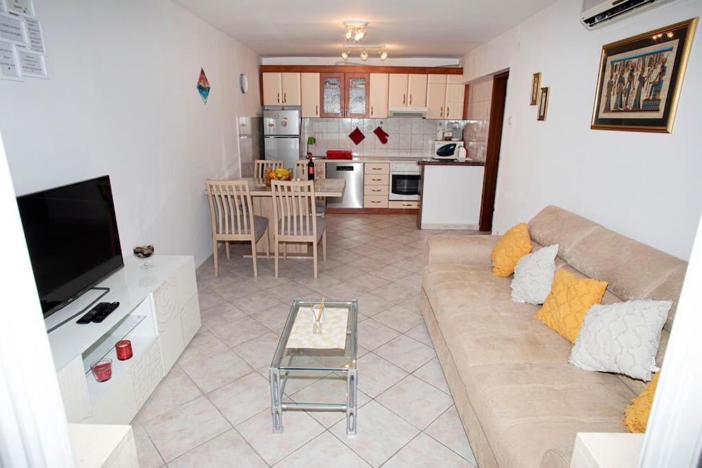 Ella Apartment Split