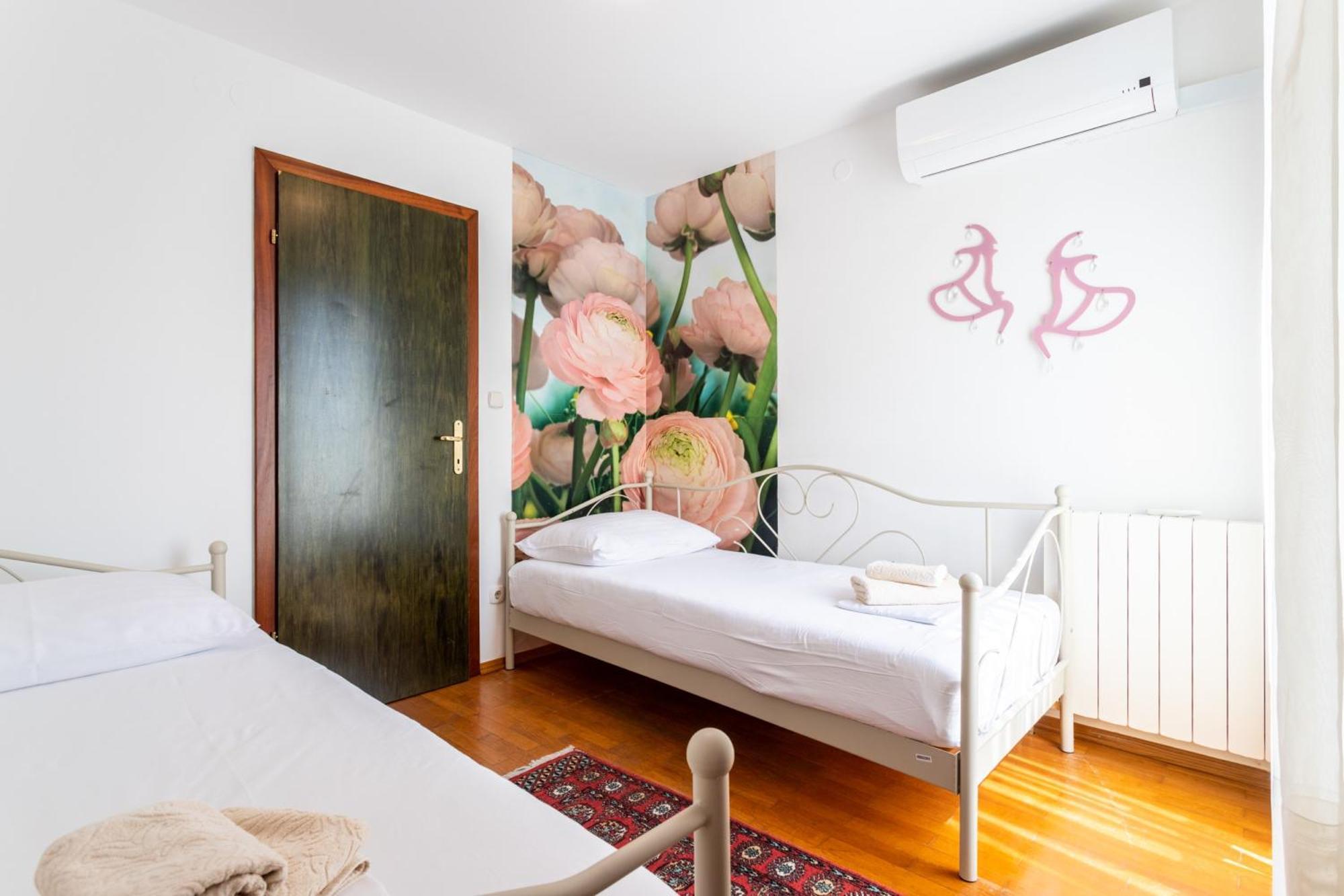 Violeta With The Sea View, 3 Min Walk To The Villa *