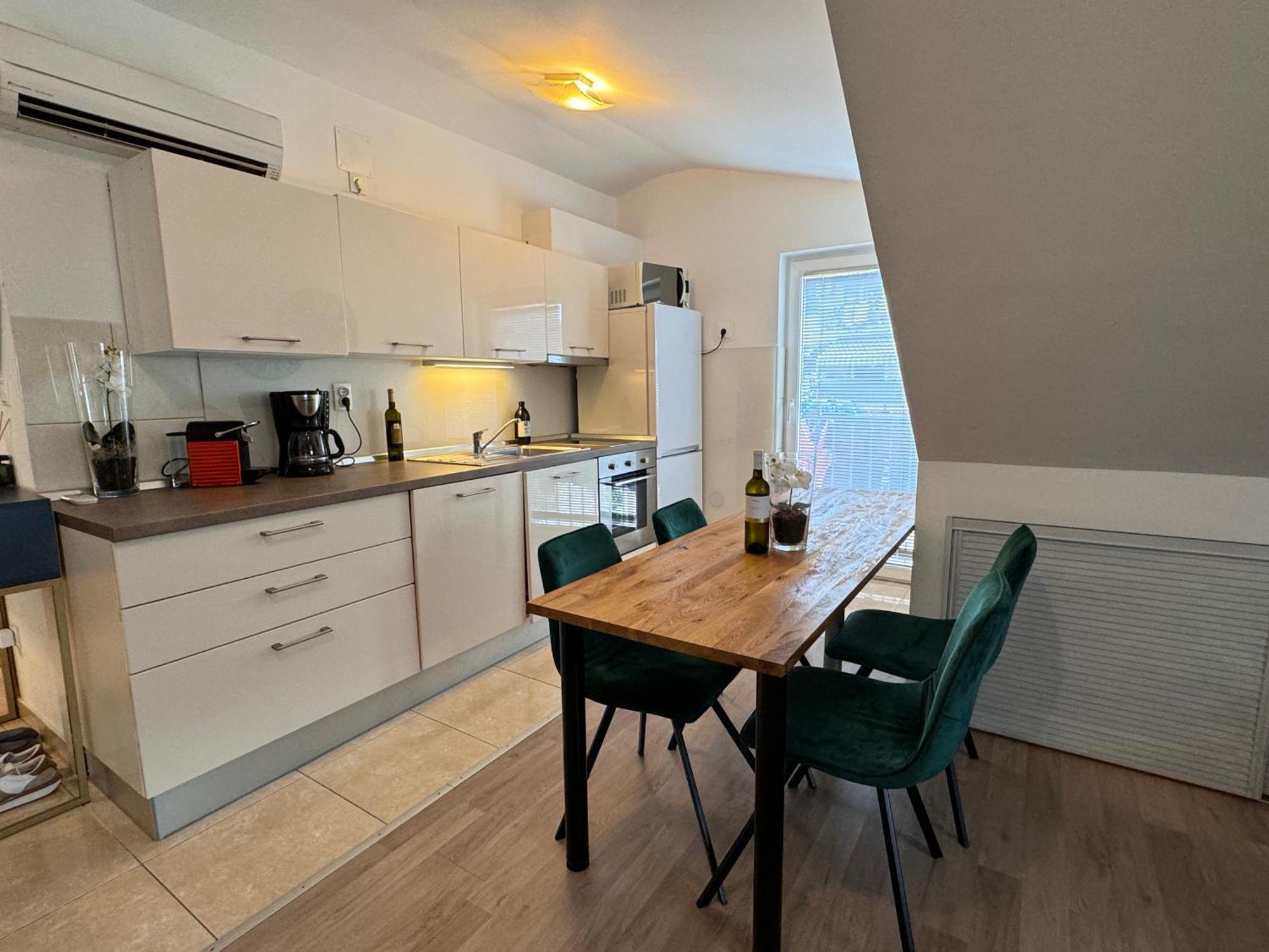 Modern, Spacious With Free Car Parking * Split