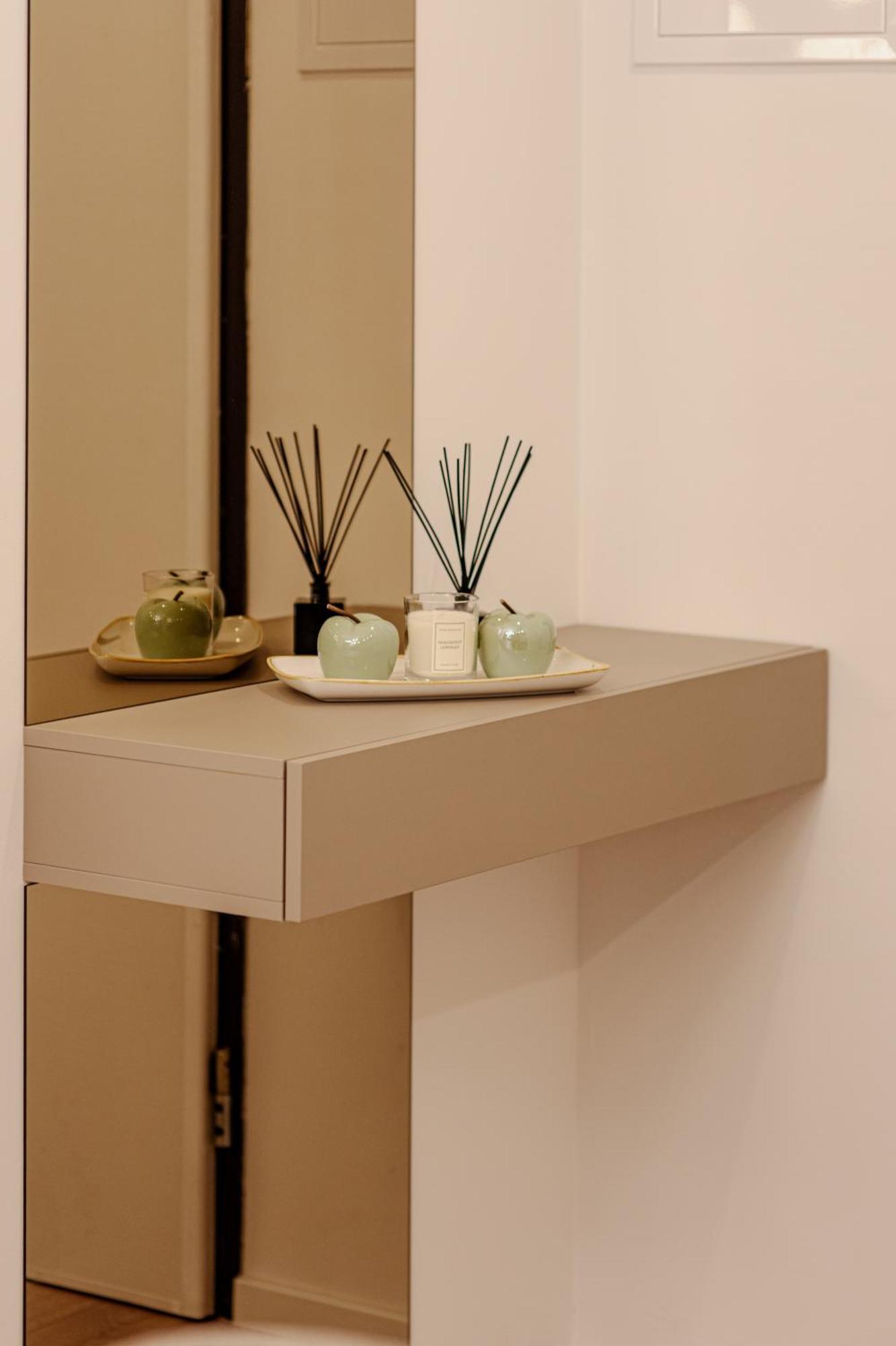 Stunning Designer Bella With Private Garage Apartment Split