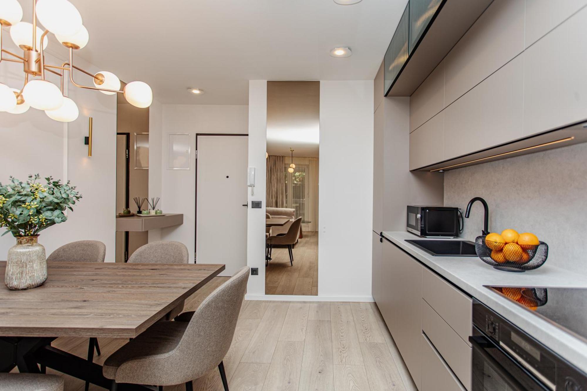 Apartment Stunning Designer Bella With Private Garage Split