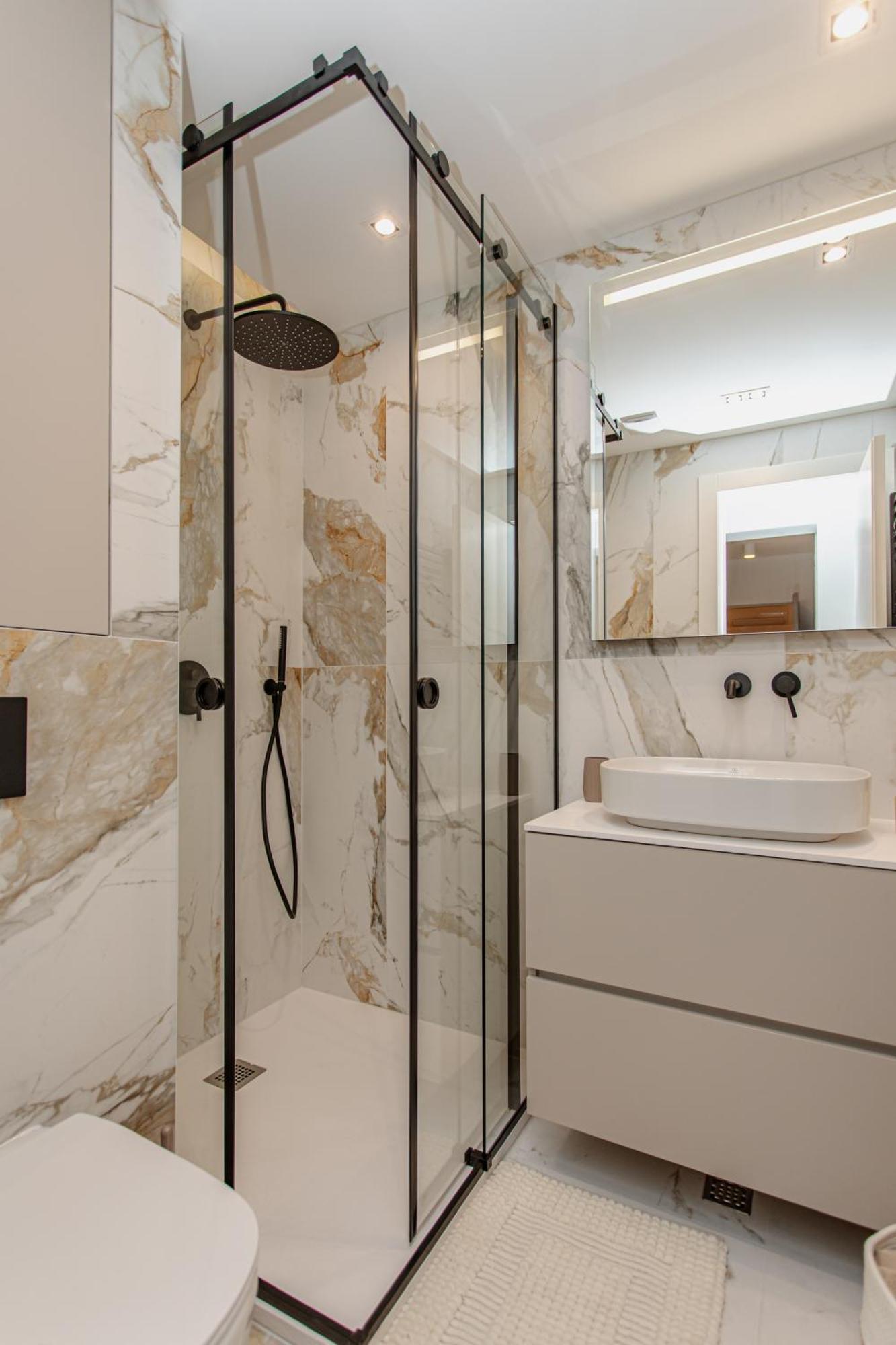 Stunning Designer Bella With Private Garage Apartment *
