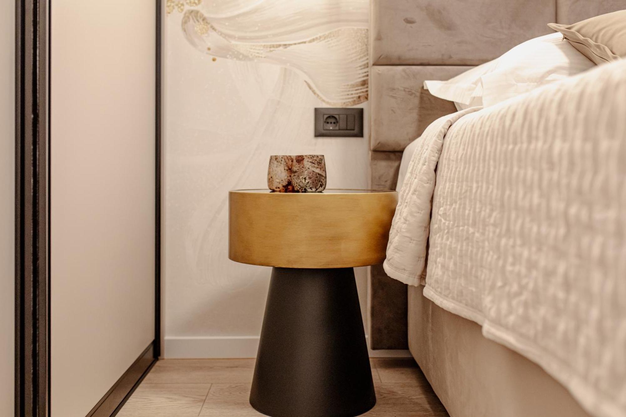 Stunning Designer Bella With Private Garage Apartment Split