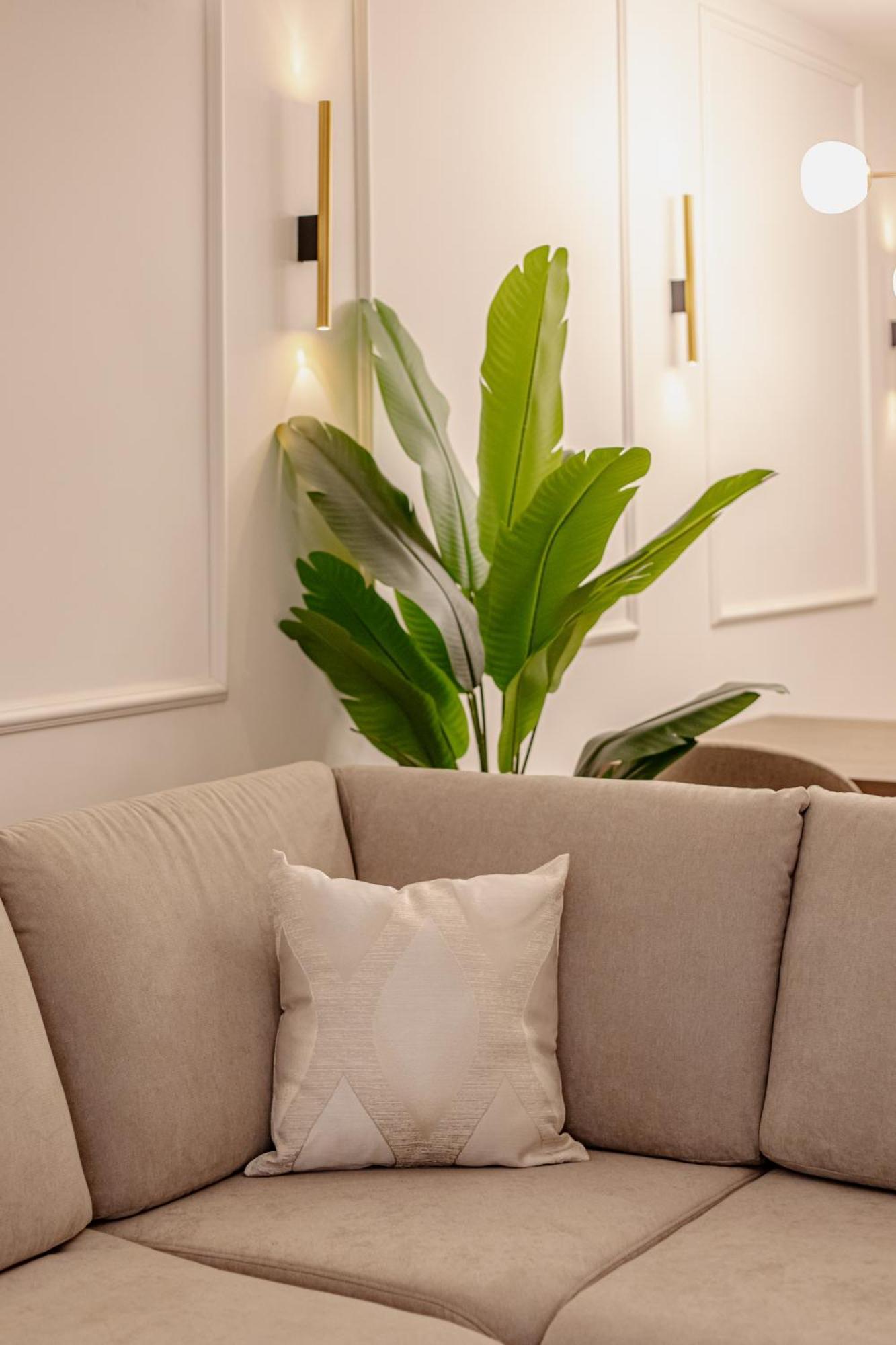 Stunning Designer Bella With Private Garage * Split