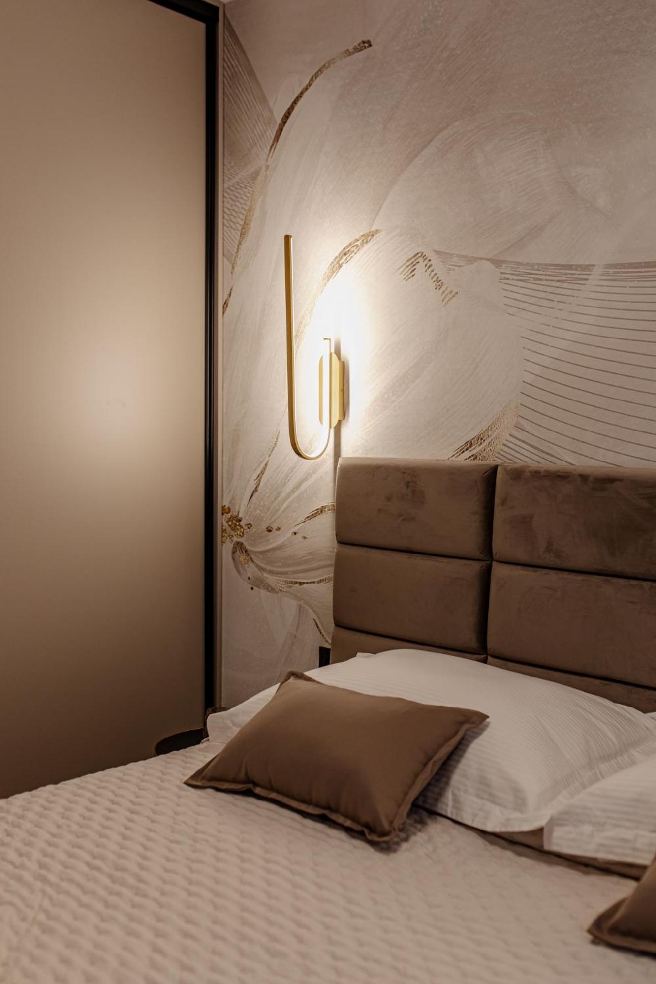 Stunning Designer Bella With Private Garage Apartment