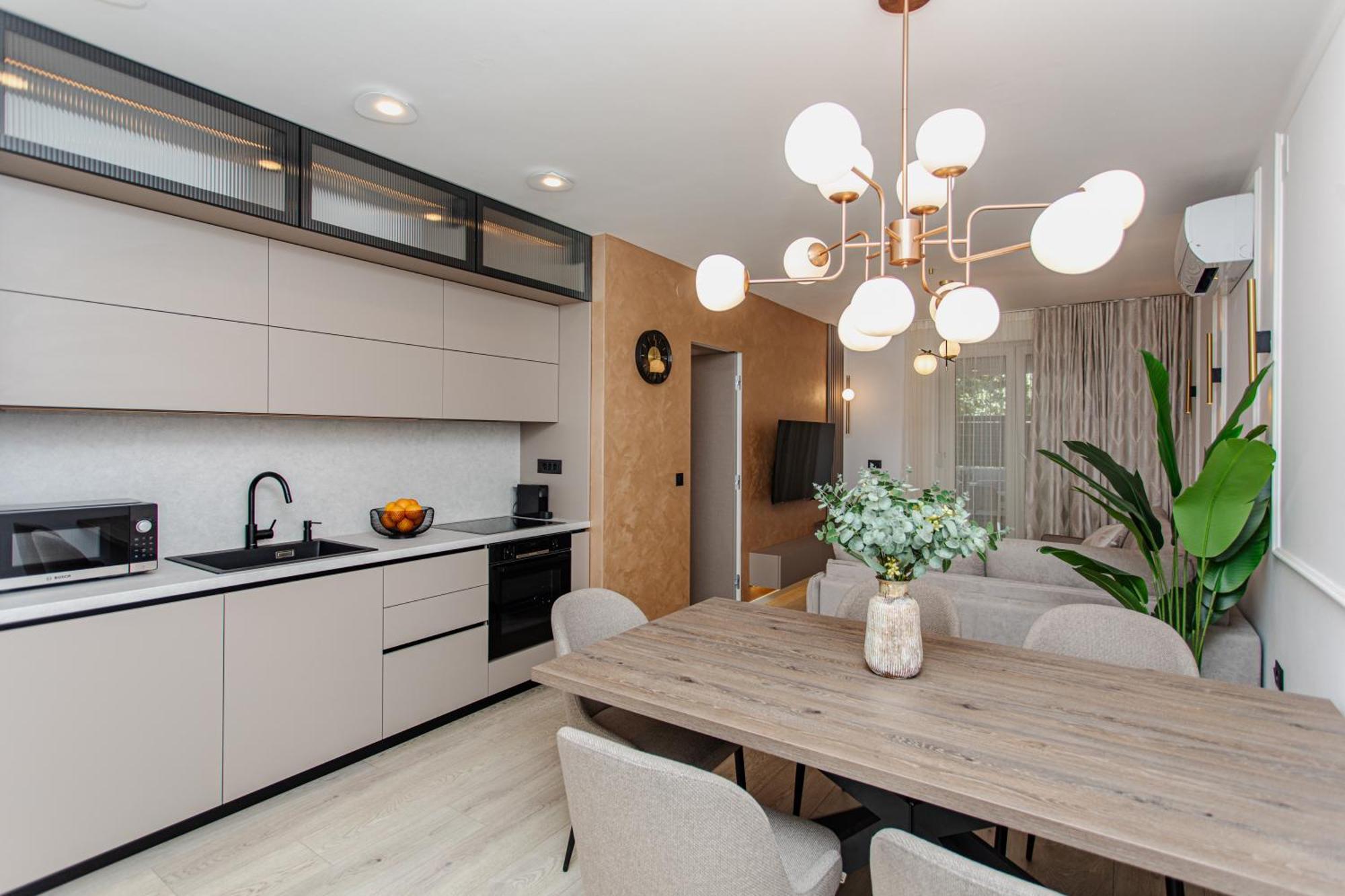 Stunning Designer Bella With Private Garage Apartment