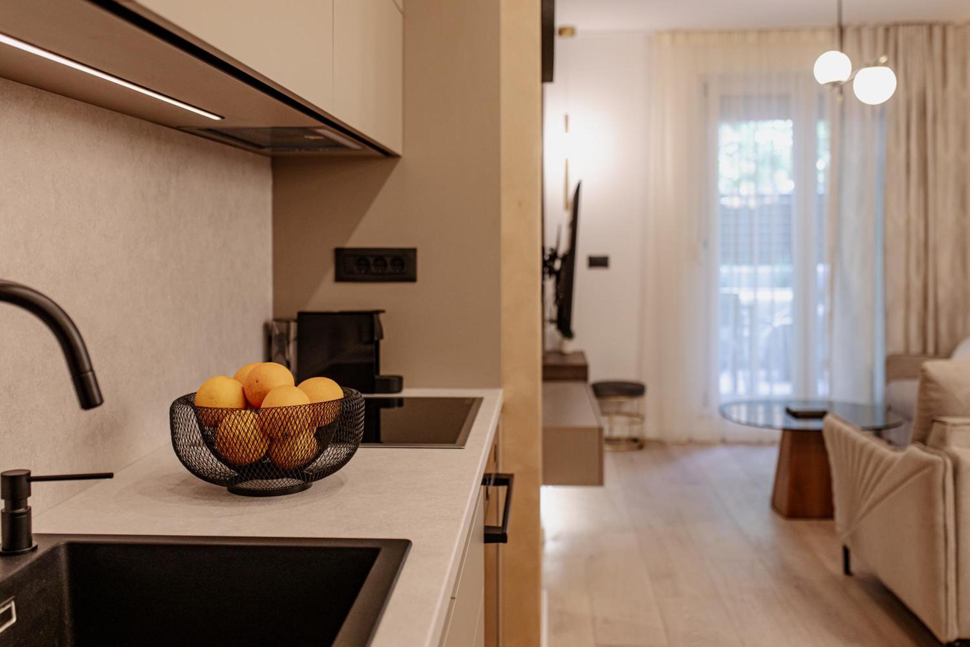 Stunning Designer Bella With Private Garage Apartment *