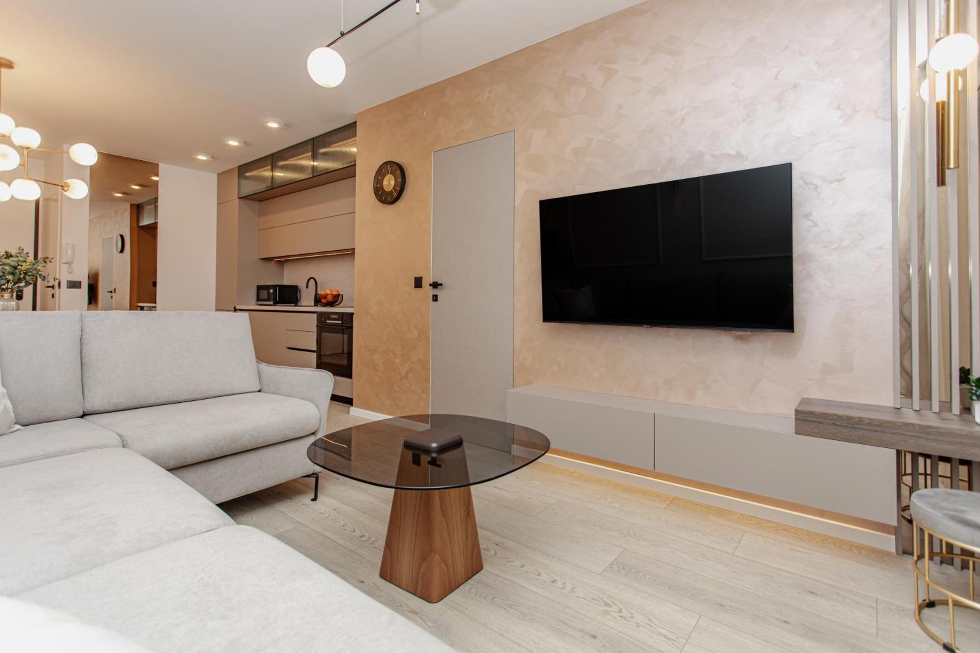 Stunning Designer Bella With Private Garage Split