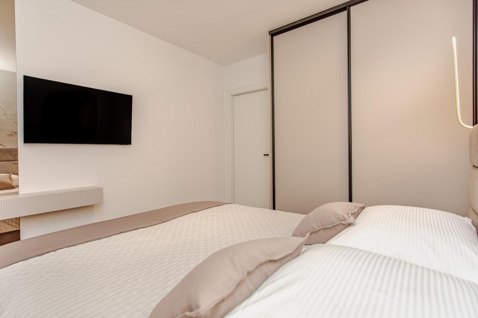 Apartment Stunning Designer Bella With Private Garage Split