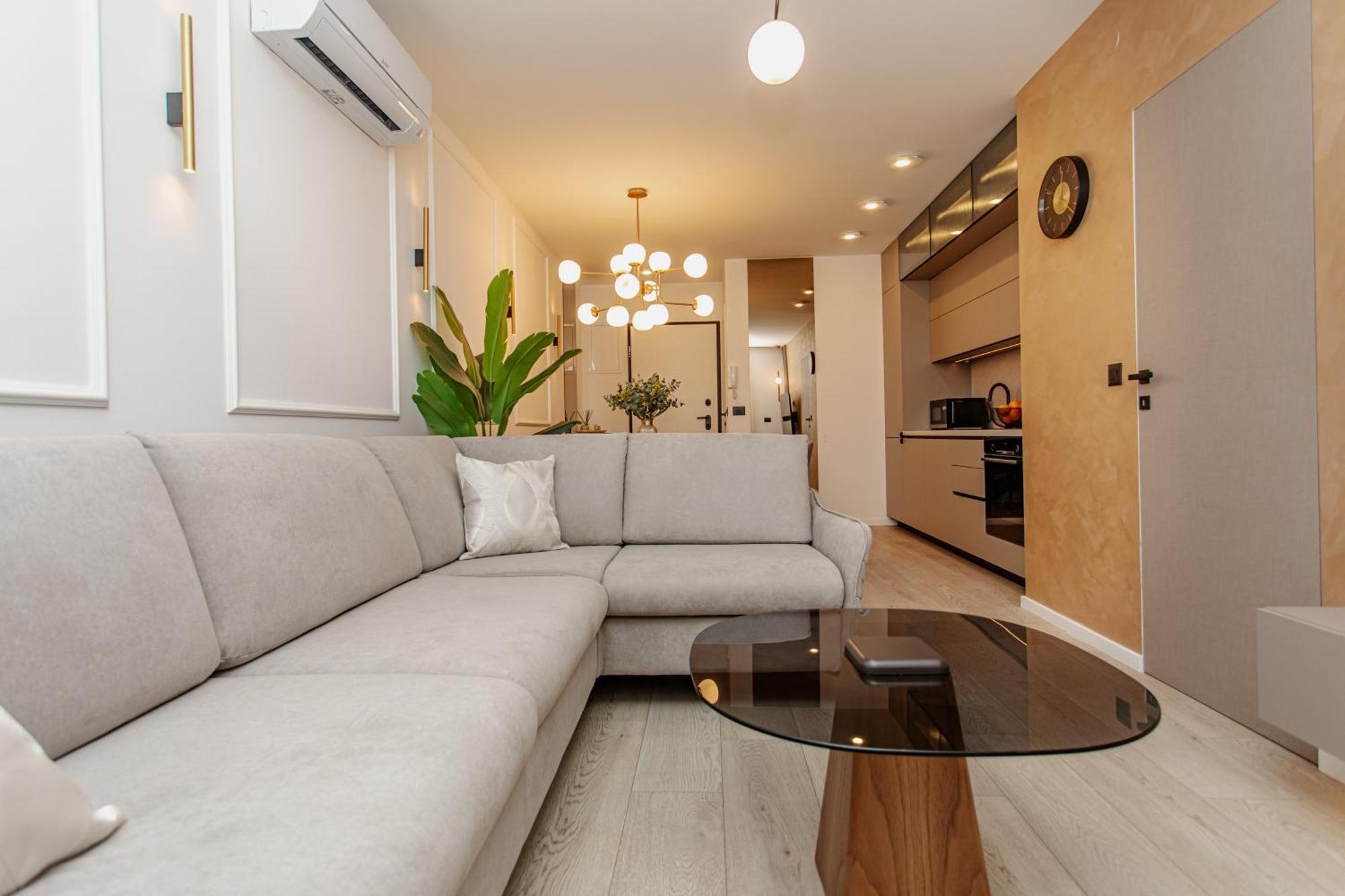 Stunning Designer Bella With Private Garage * Split