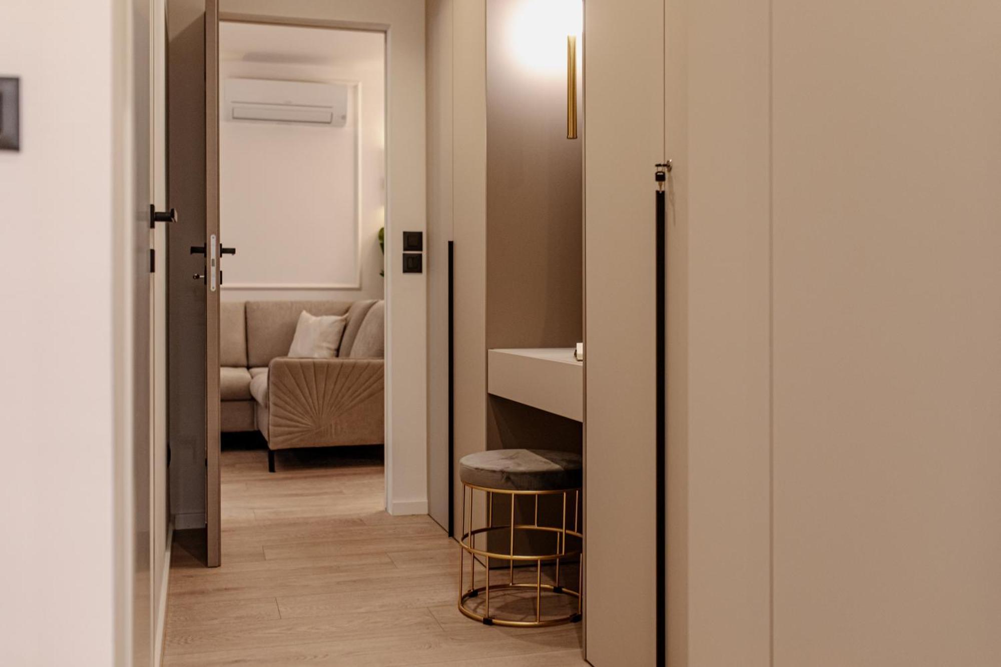 Stunning Designer Bella With Private Garage Apartment *