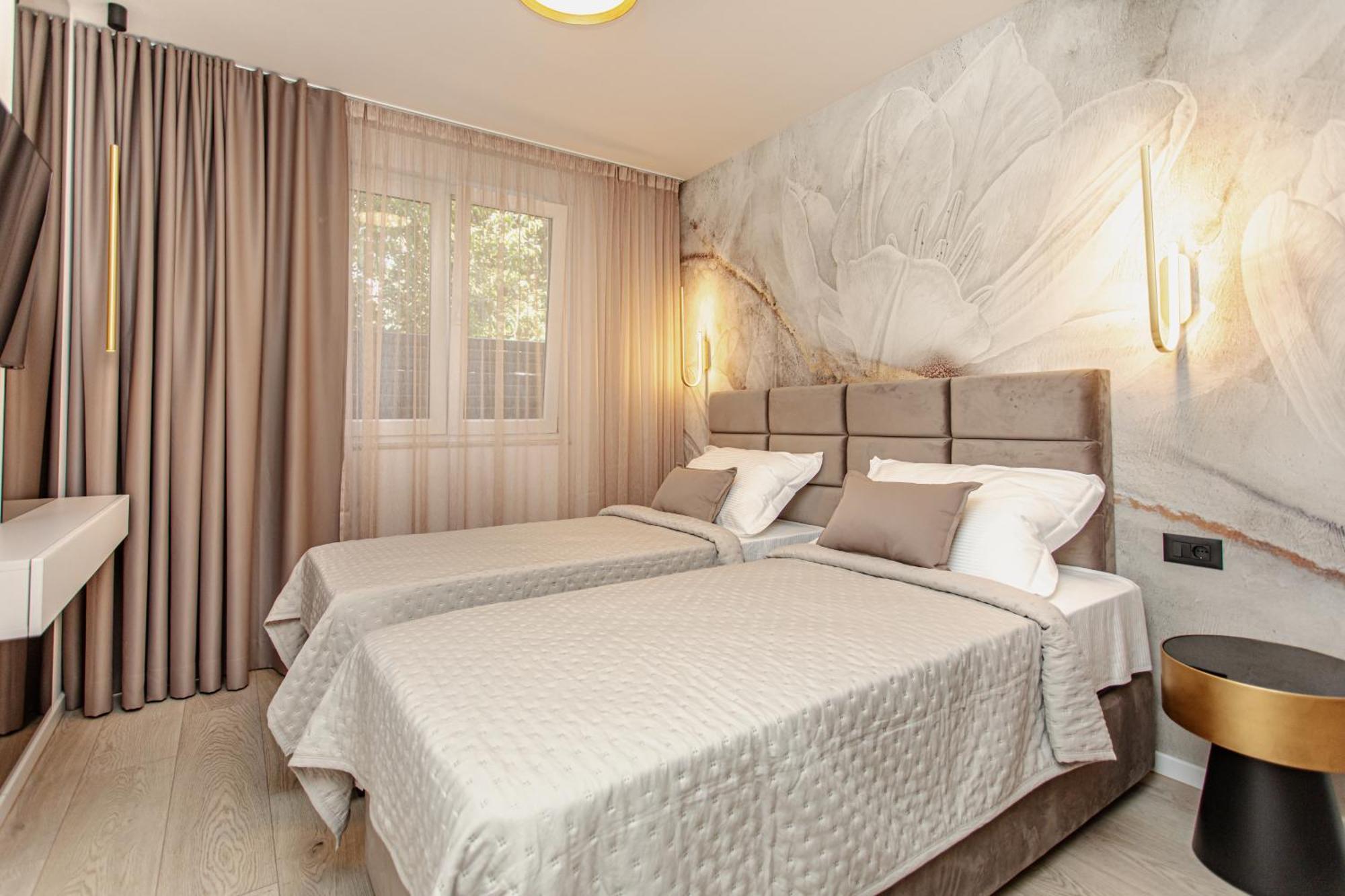 Stunning Designer Bella With Private Garage Apartment